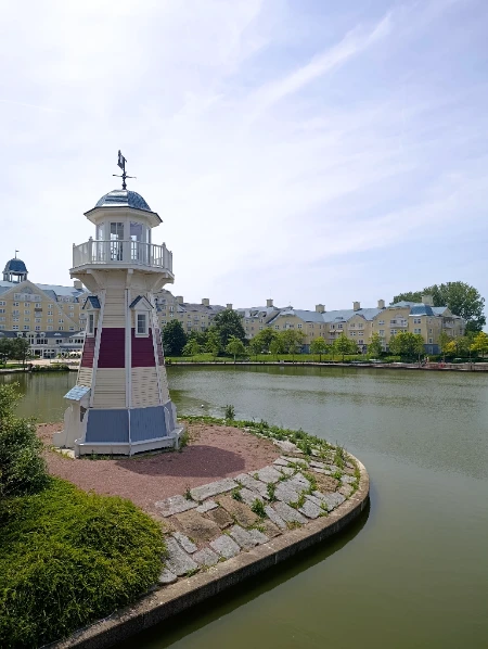Vistas desde las afueras del Disney Newport Bay Club