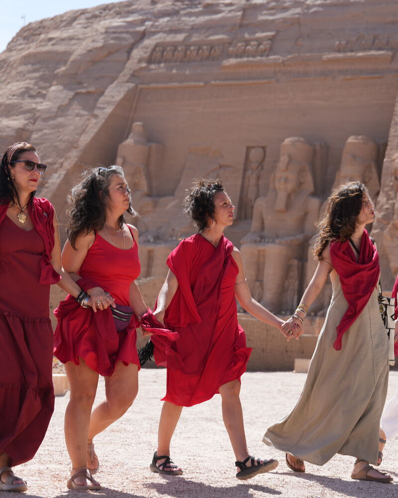 El grupo caminando en Abu Simbel