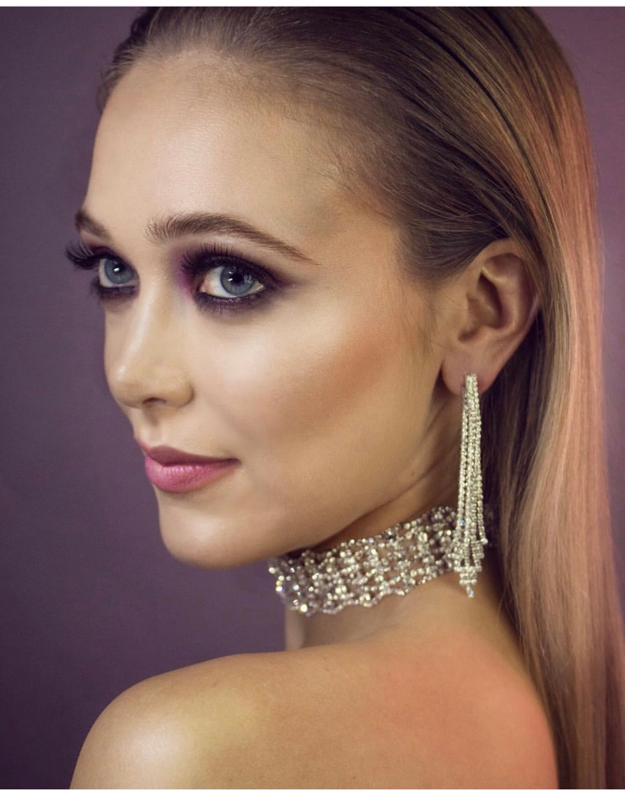 Portrait with luminous skin, smoky eyes and crystal earrings