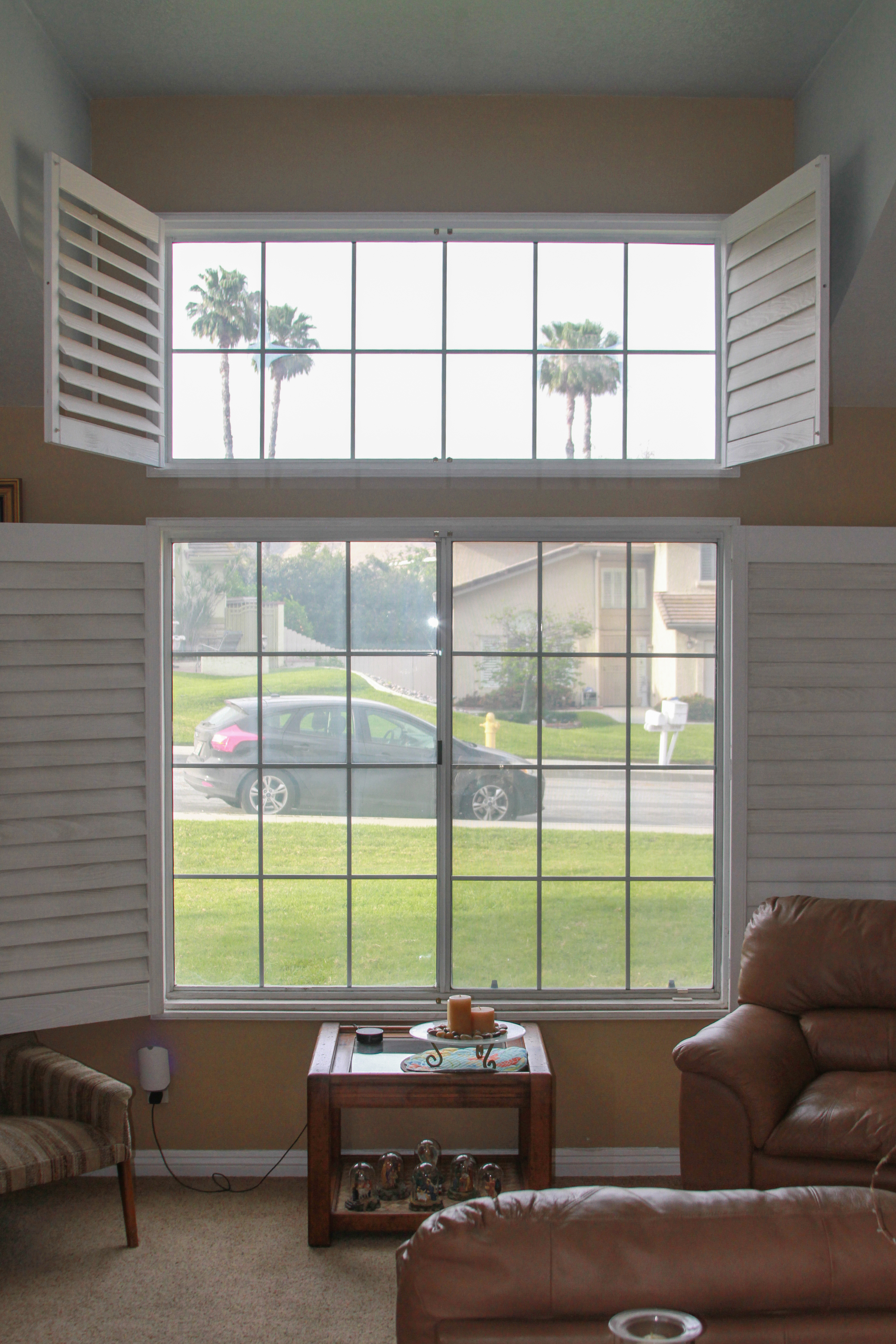 Bailes · Front window, before