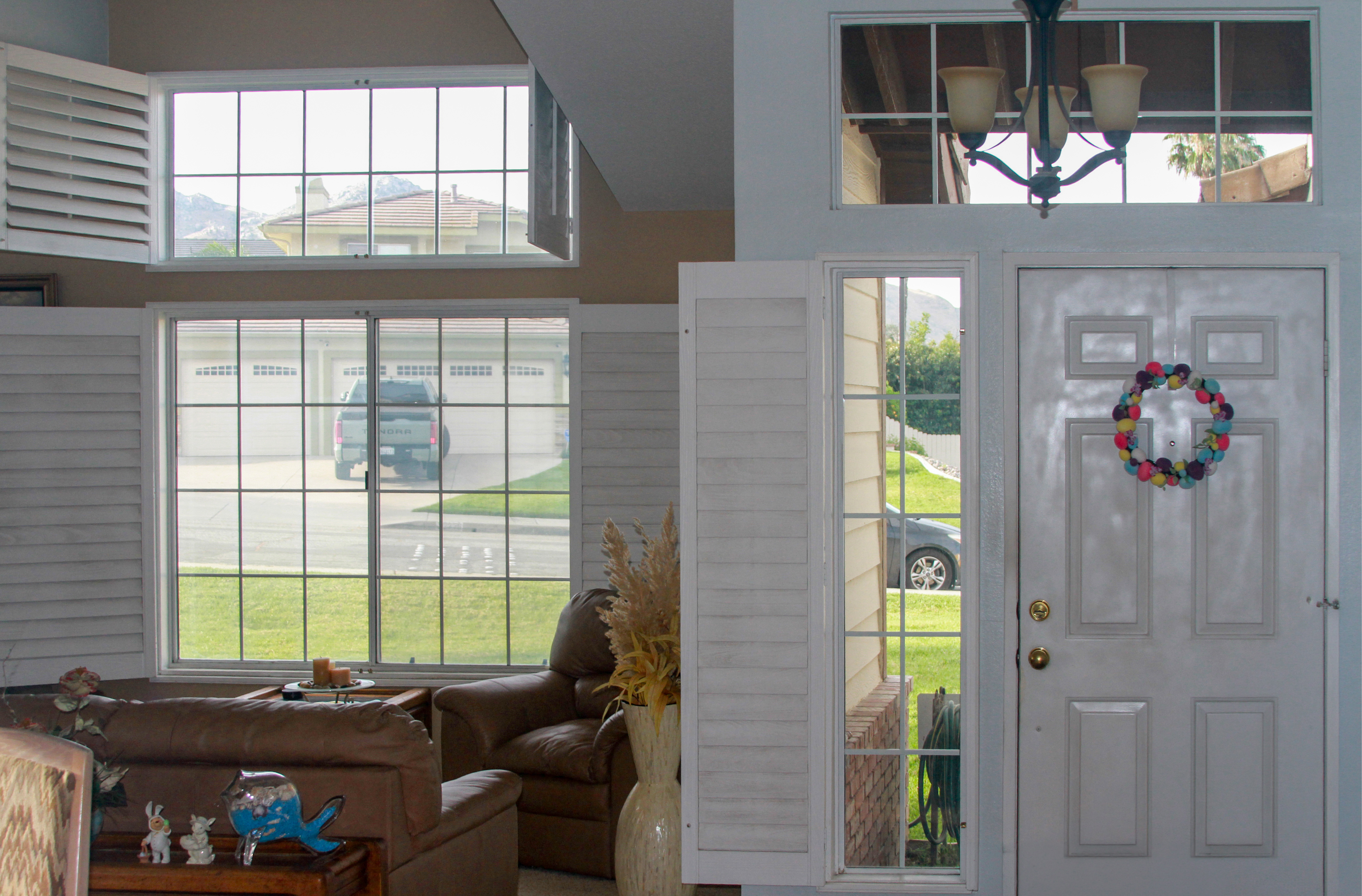Bailes · Living room and foyer, before