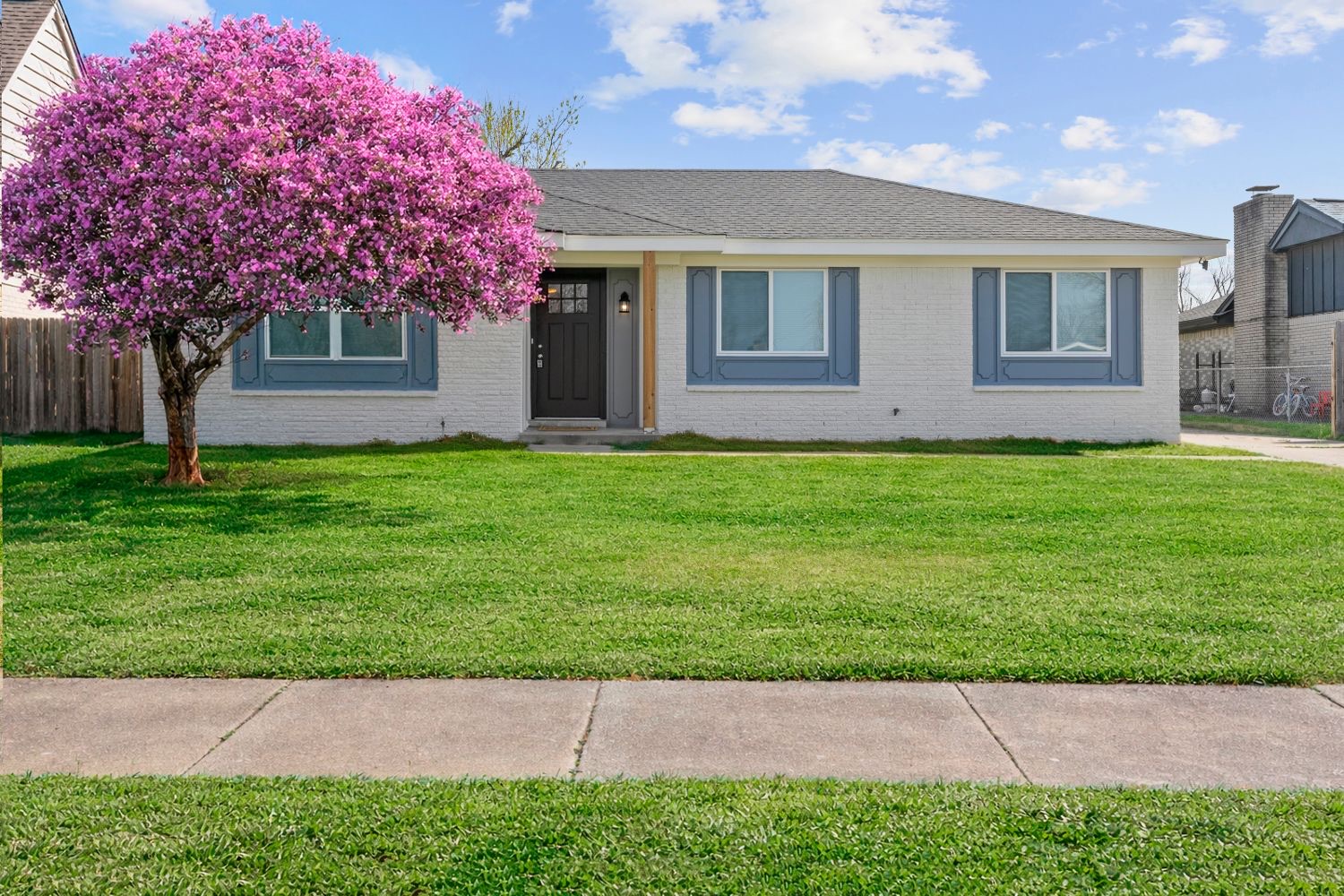 Tulsa-area brick ranch home with new replacement windows, a finished window replacement by Tulsa Metro Windows