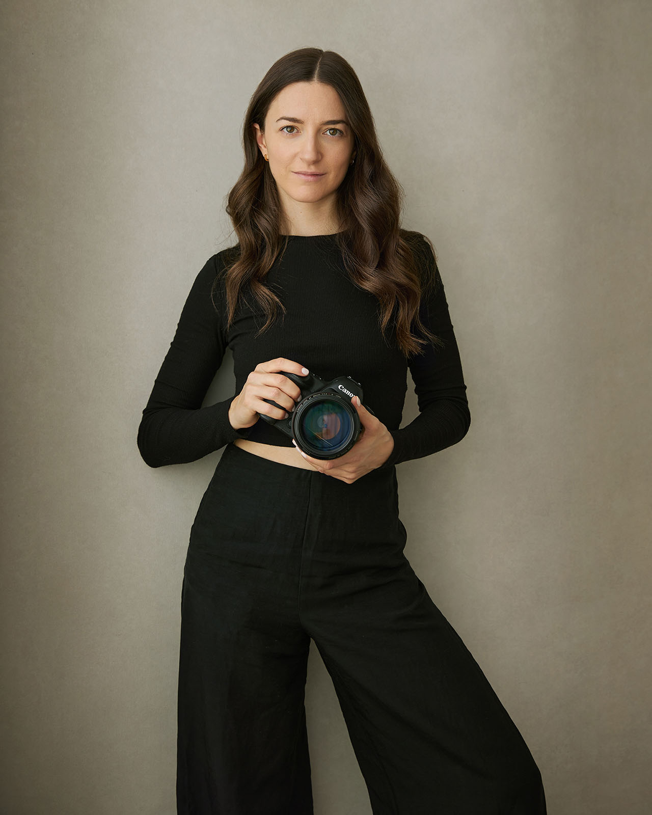 Cristina Robles con su cámara en el estudio de Madrid