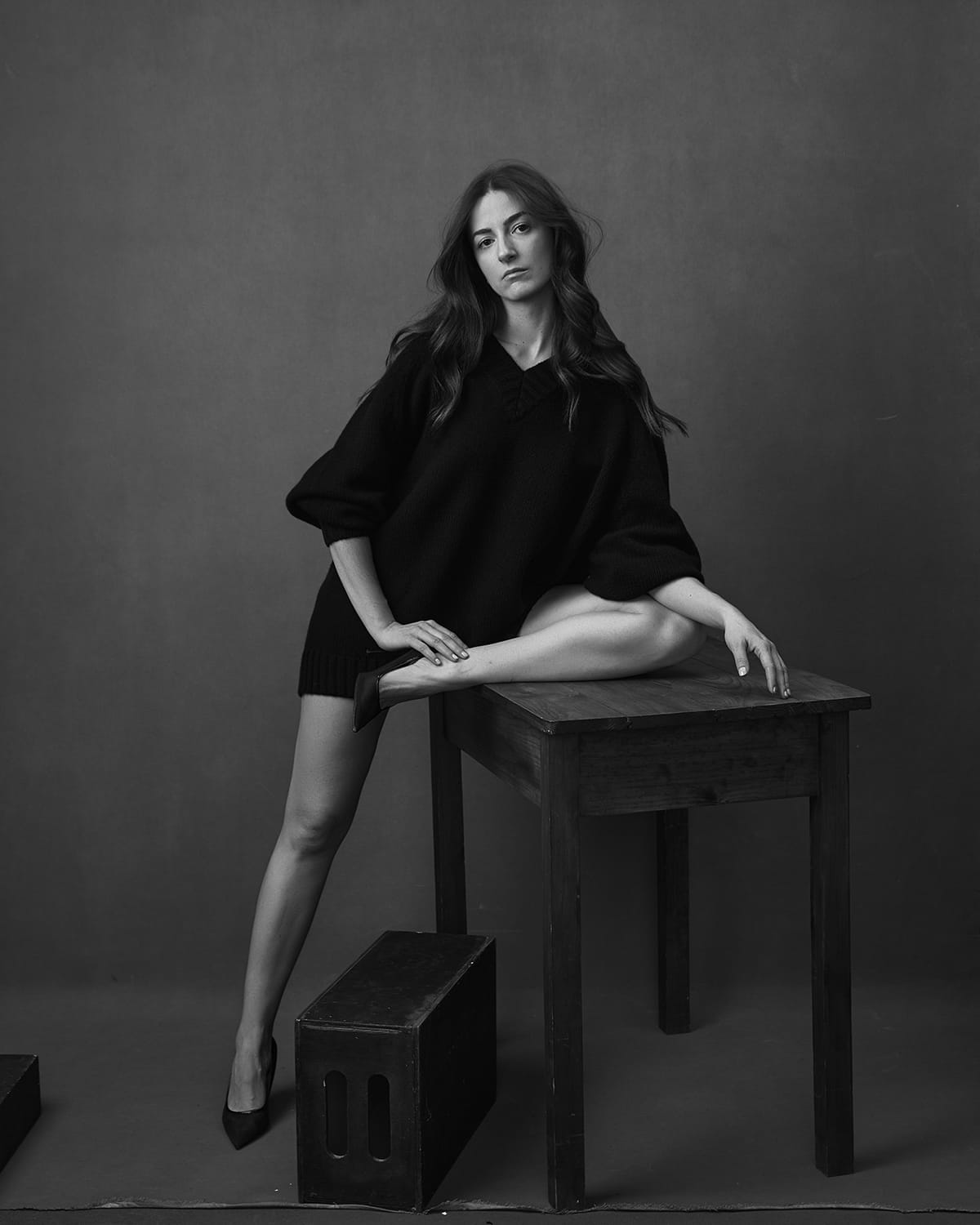 Poses sentada en una mesa