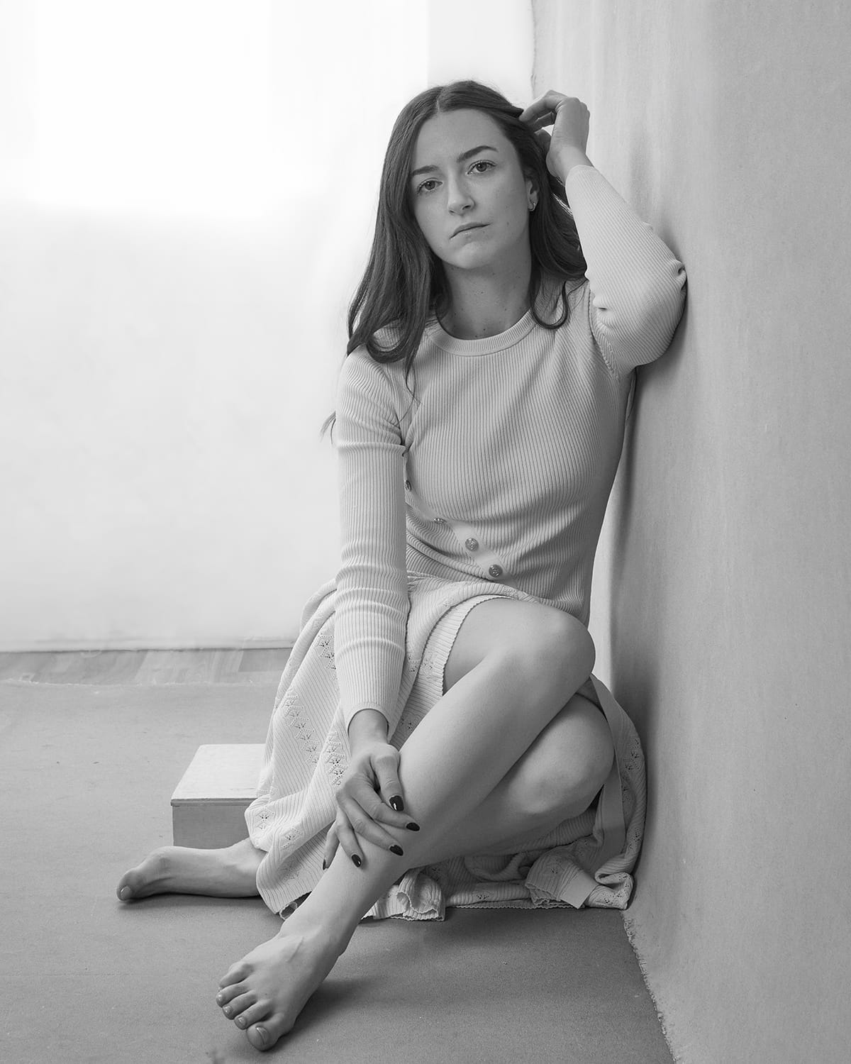 Poses apoyada en una pared y en el suelo