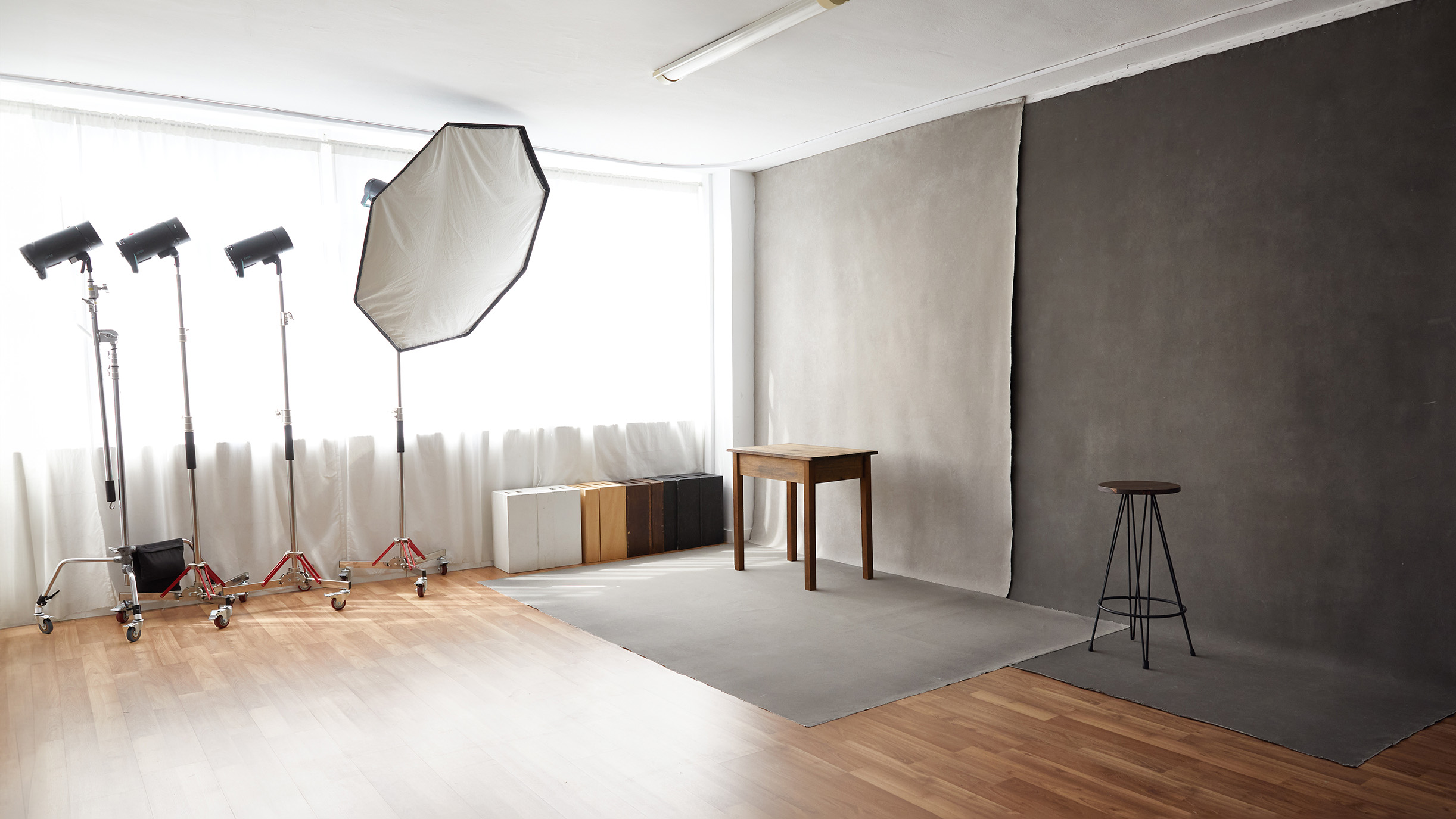 El estudio de Cristina Robles en Madrid, con los fondos y la luz preparados