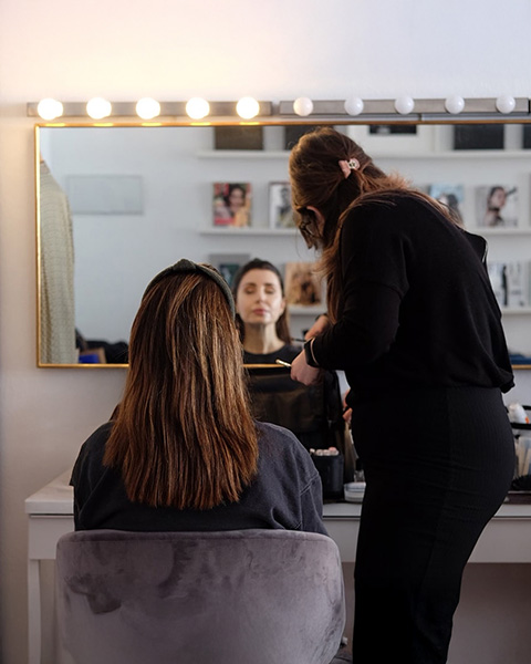 Maquillaje y peinado antes de la sesión de retrato