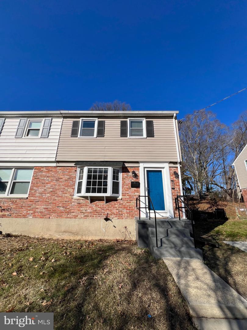 5804 Shoshone Dr, Oxon Hill, MD 20745 — Updated 4-bedroom townhouse