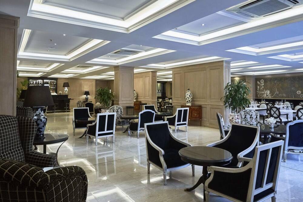 Otra vista de los espacios del Diplomatic Hotel.