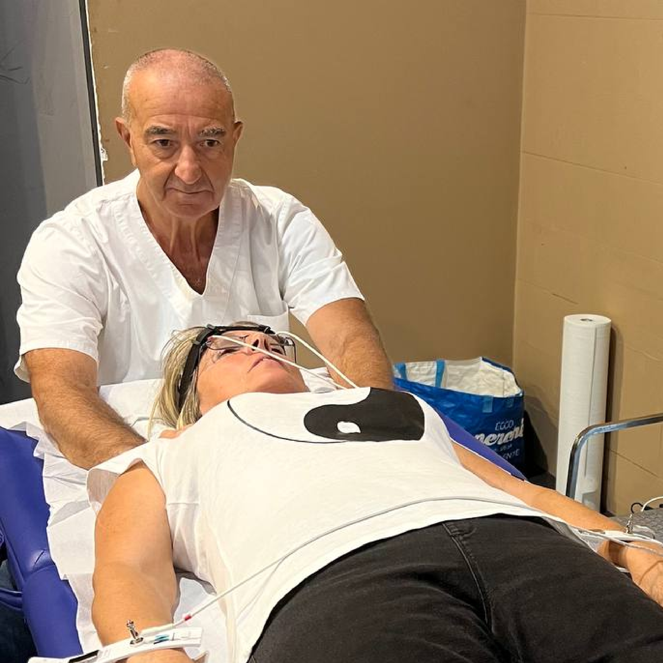 Osteopata ad Agrigento Gaetano Liotta tratta una donna
