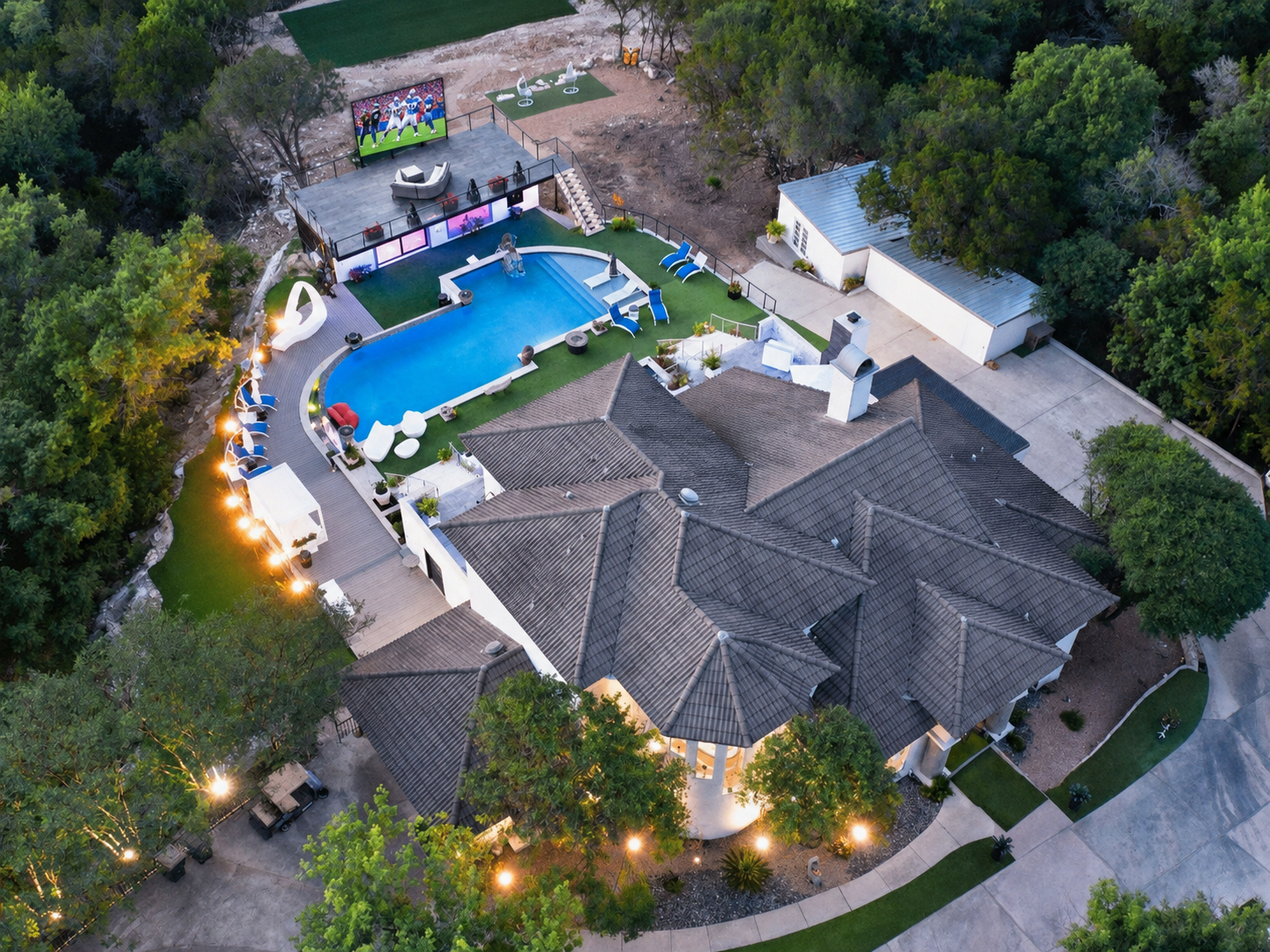 Outdoor Screens for Luxury Backyard Fundraisers: How Large-Format Displays Elevate Charity Galas & Events