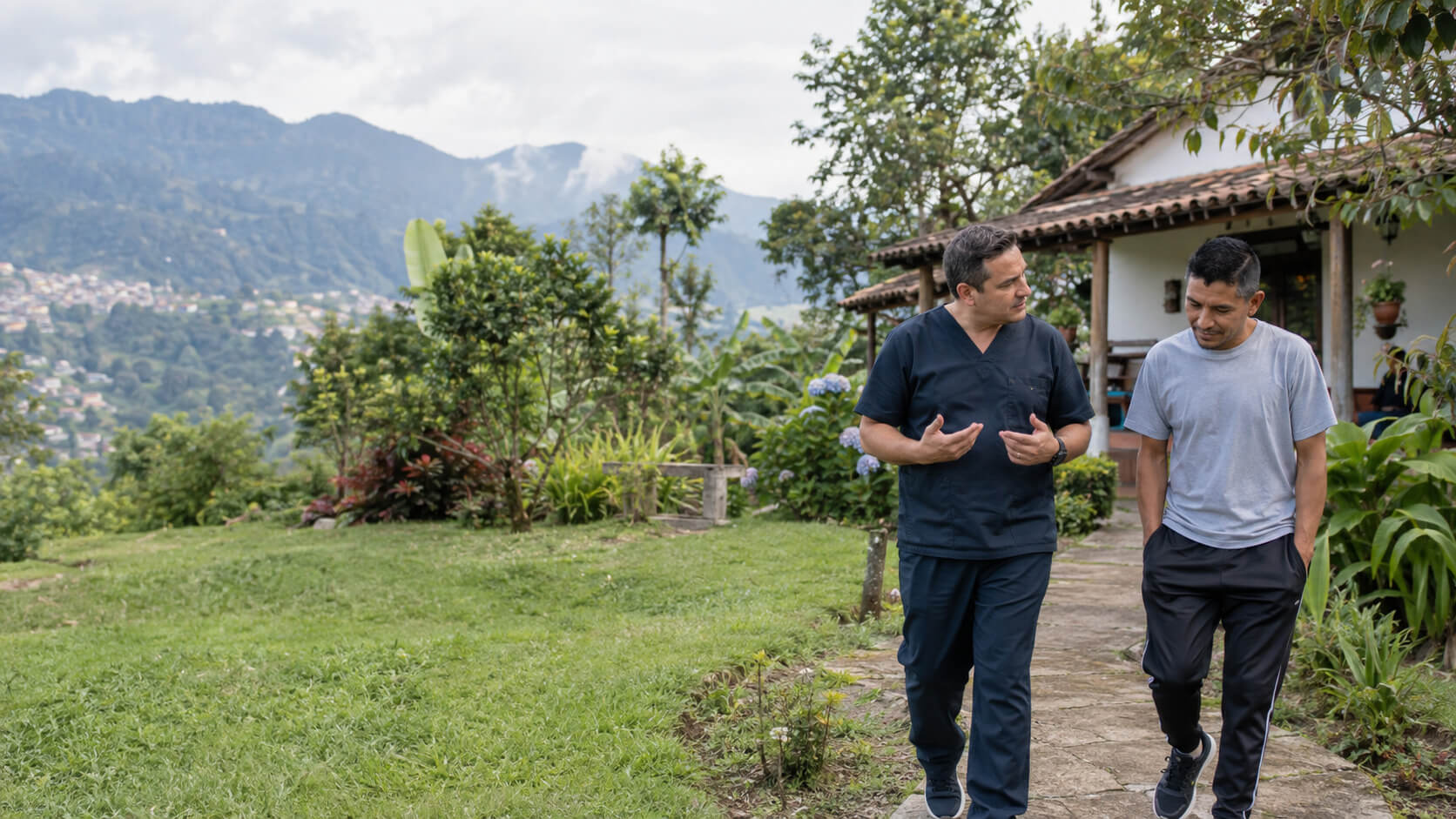 Orientador acompañando a una persona en un centro de rehabilitación en Bello
