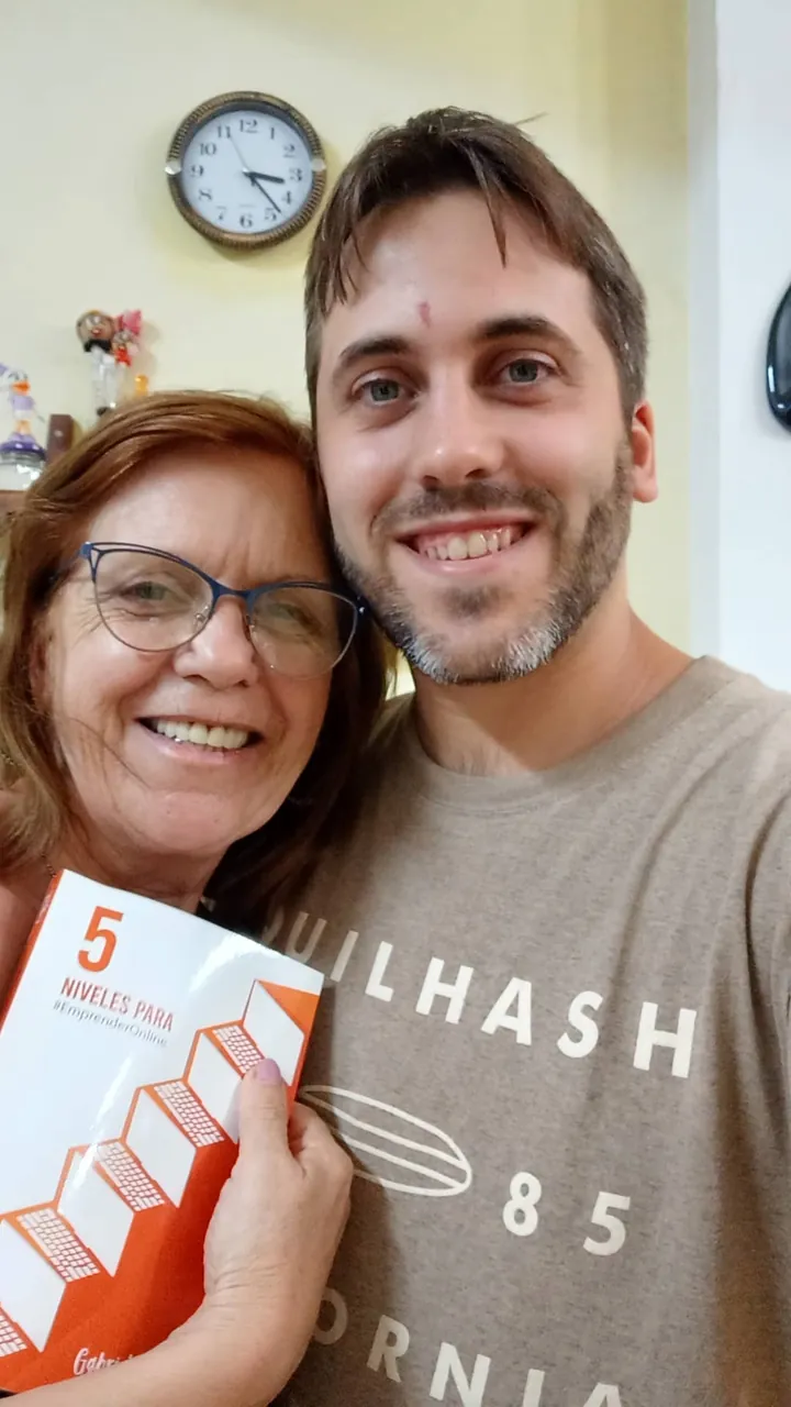 Lector con el libro 5 Niveles