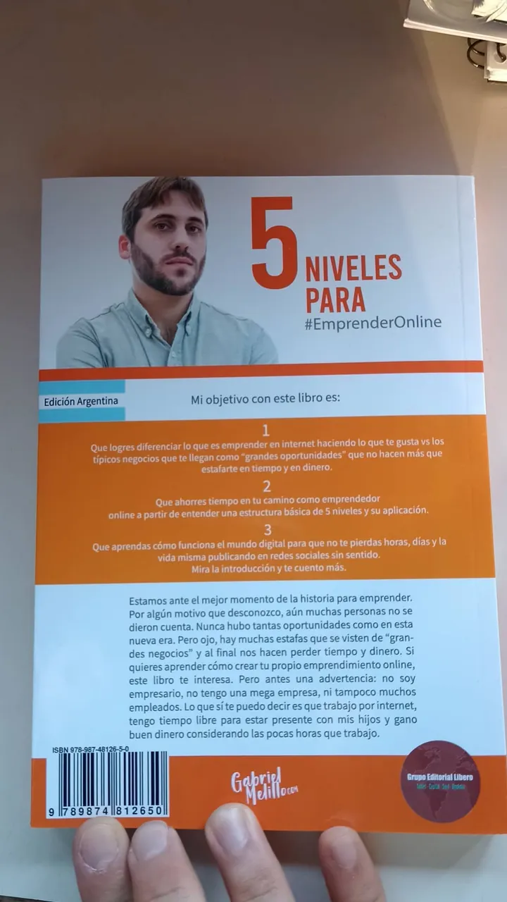 Lector con el libro 5 Niveles