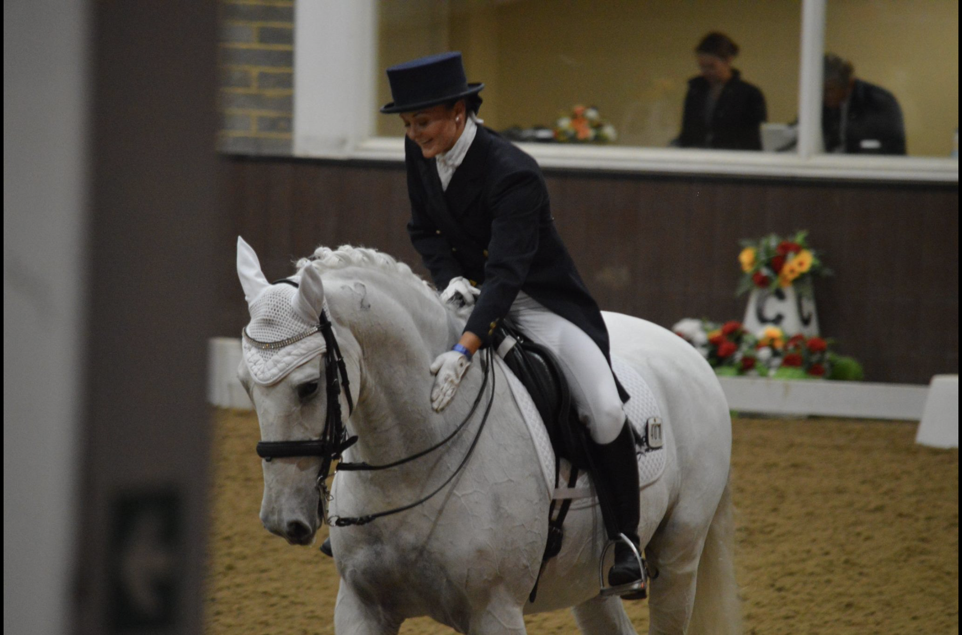 Nika Vorster treating a horse