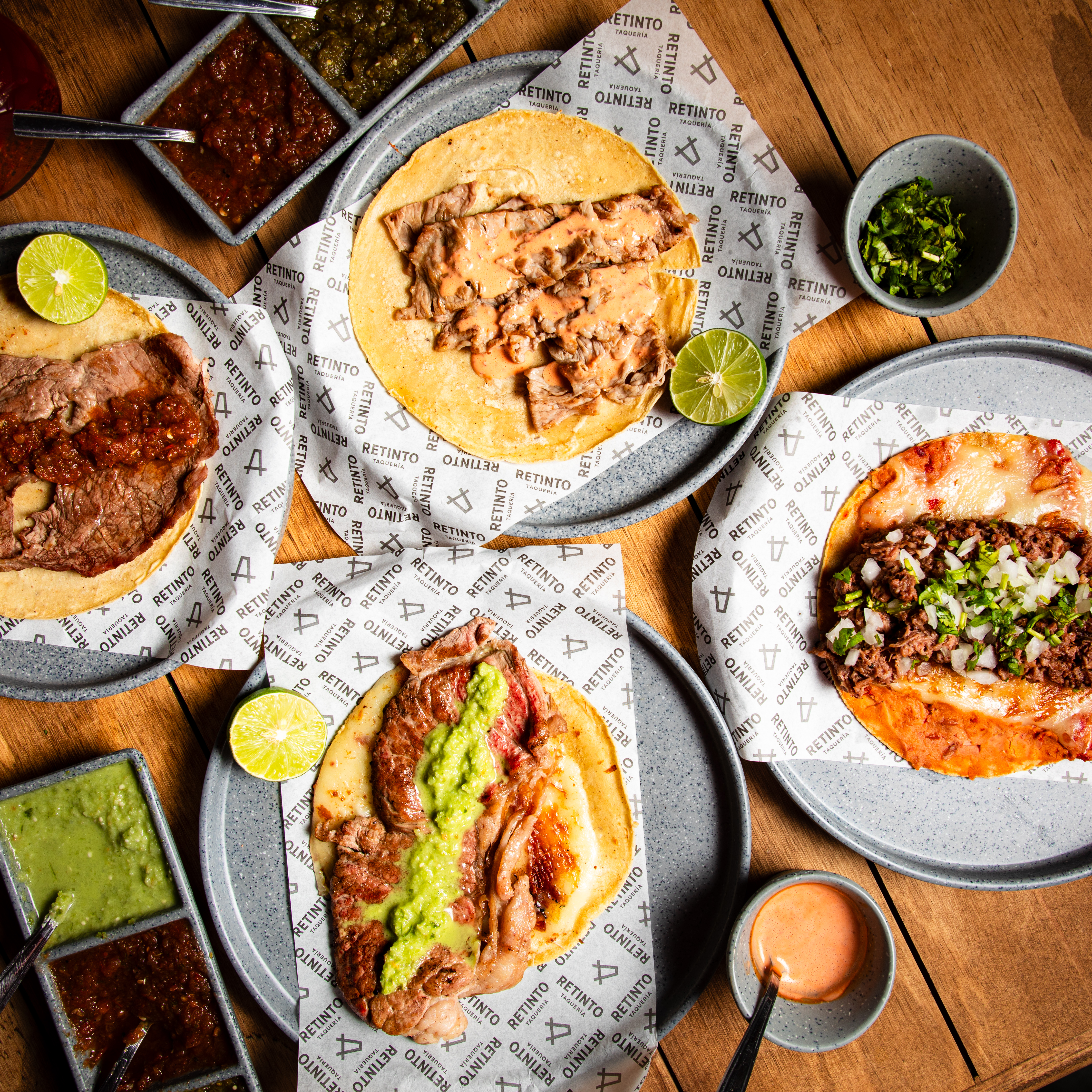 Tacos de cortes servidos en la mesa de Retinto