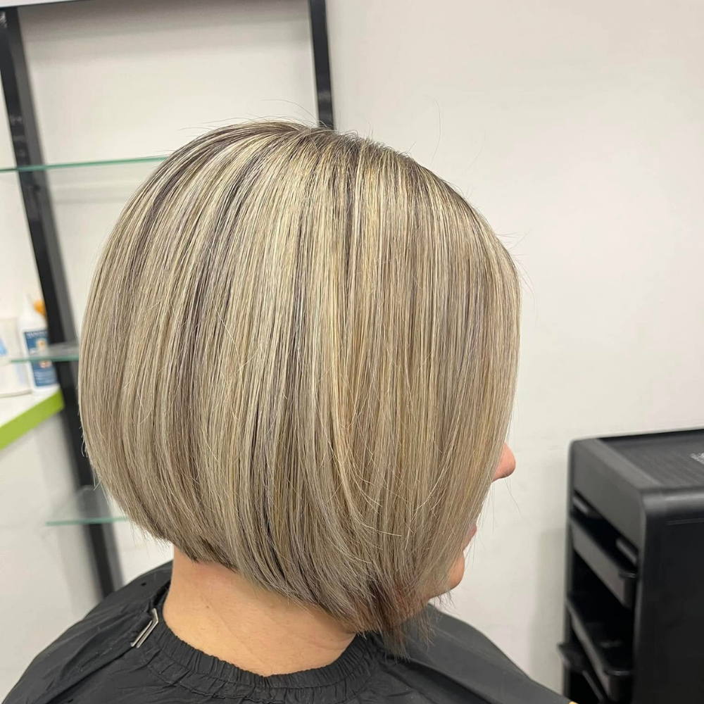 Melírozott szőke bob frizura – Color and Cut