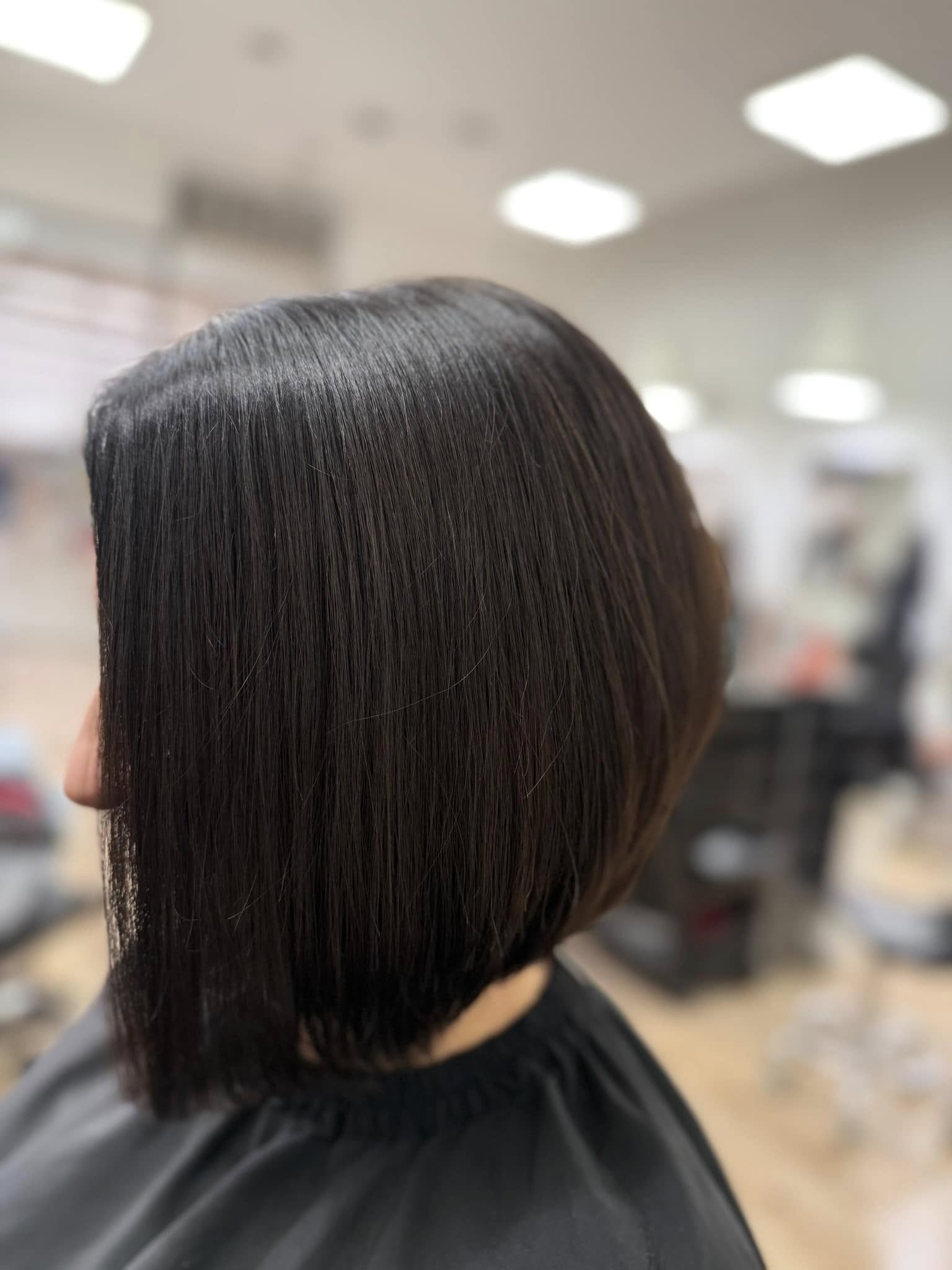 Sötét, fényes bubifrizura – Color and Cut
