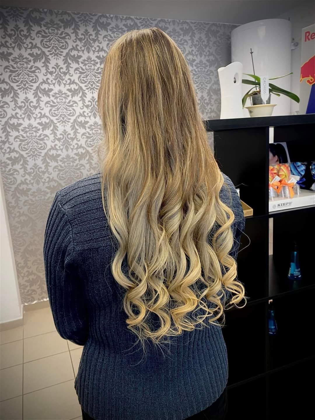 Hosszú szőke balayage haj göndör fürtökkel