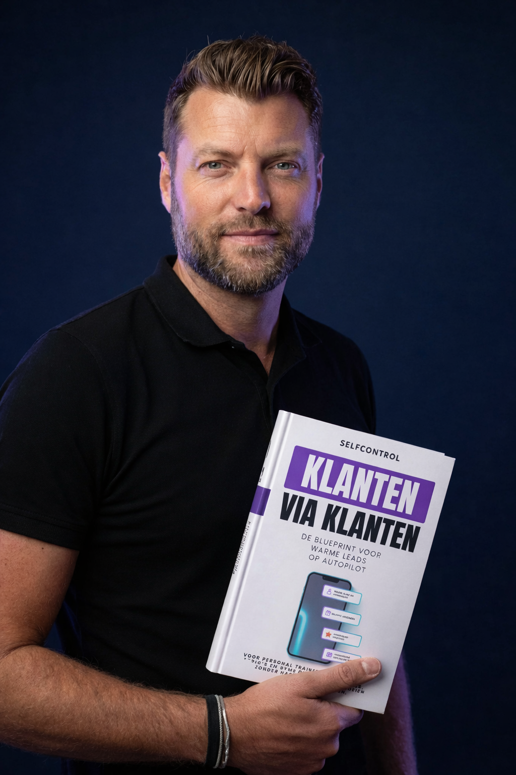 Man in een studio-omgeving die wijst naar meldingen over een nieuwe klant via aanbeveling, verzonden beloning, bevestigde aanbeveling en geplande kennismaking, als voorbeeld van een geautomatiseerd referralsysteem.