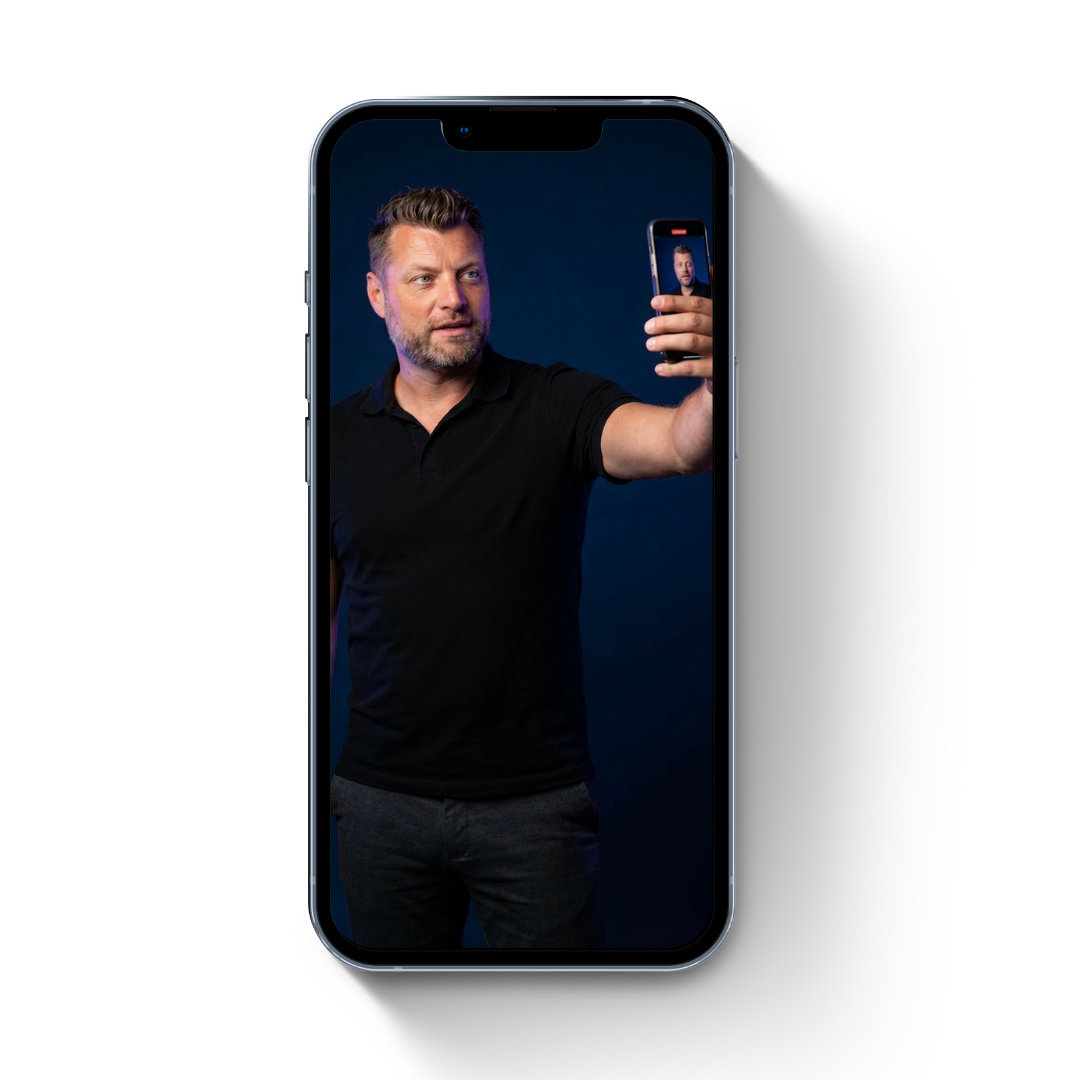 Man in een studio-omgeving die wijst naar meldingen over een ontvangen 4-sterrenreview, gepubliceerde review, ingevuld feedbackformulier en stijgende reputatiescore, als voorbeeld van een geautomatiseerd reviews- en reputatiesysteem.