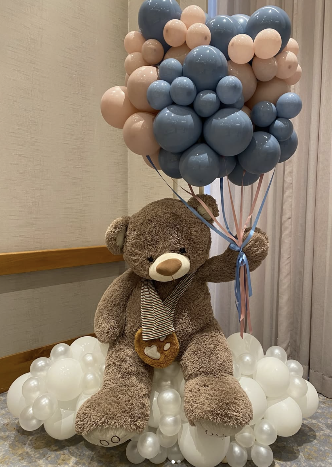 Montaje de globos con oso y nube de perlados