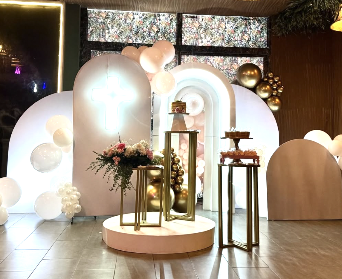 Montaje de primera comunión con arcos y globos dorados