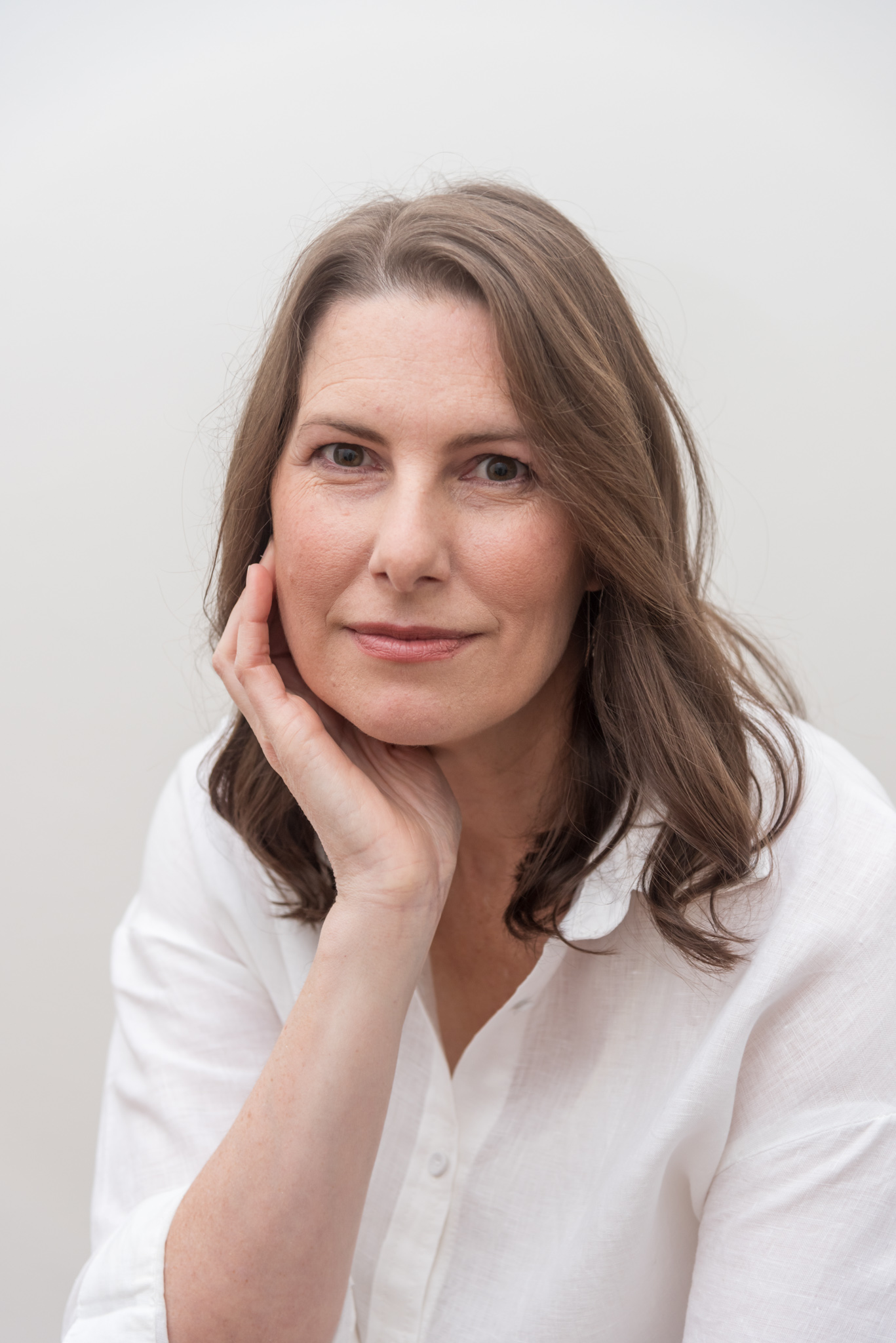 Luanne Hopkinson (GradDipHumNutr, BSc, ADipNutrMed) is a clinical nutritionist and neuroplasticity coach helping women with histamine intolerance and MCAS find a different way forward—one that doesn’t revolve around endless restriction.

Blending nutrition science with neuroscience, she addresses both the gut and the nervous system through her 5R Histamine Modulation Protocol™, helping the body feel safe enough to stop overreacting. The result: fewer symptoms, more food freedom, and a life that feels like yours again.
