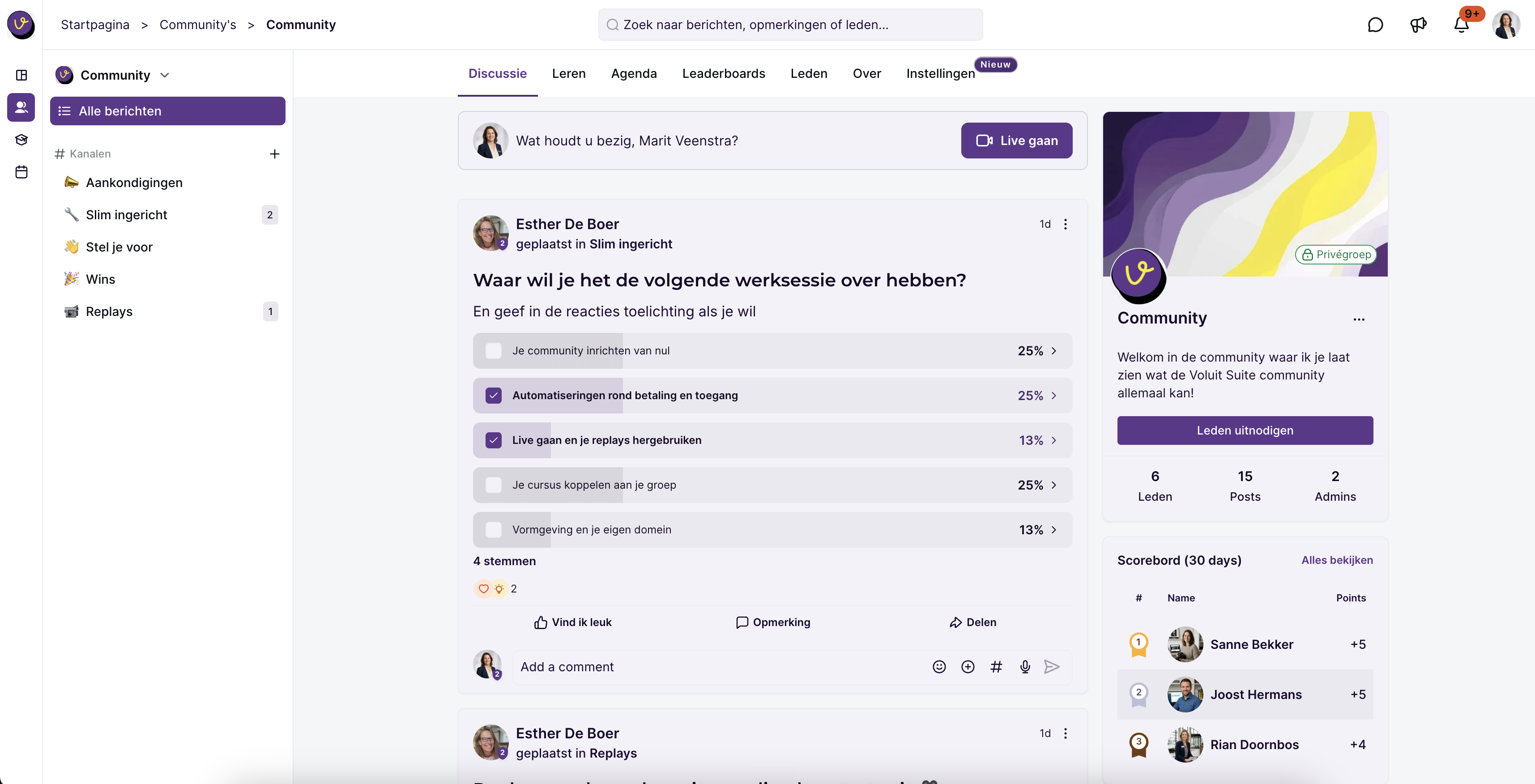 Een groep met kanalen in de zijbalk en een post met een poll erin