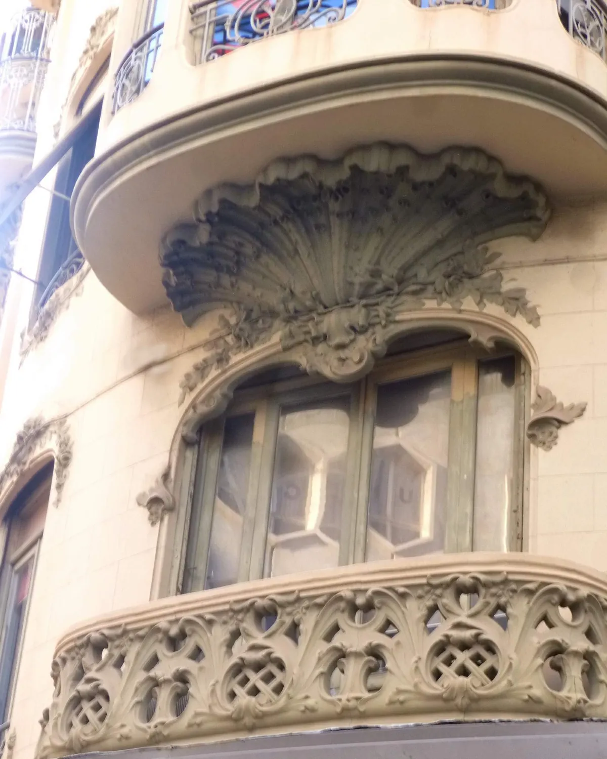 Detalle modernista de un balcón valenciano