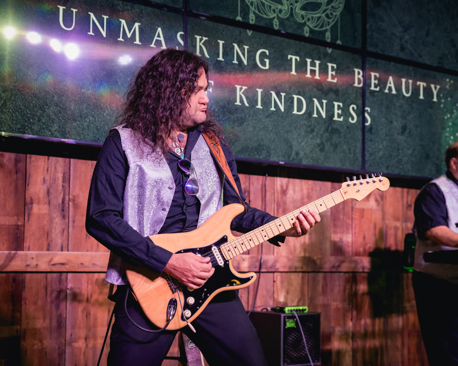 Arda Heart playing an electric guitar.