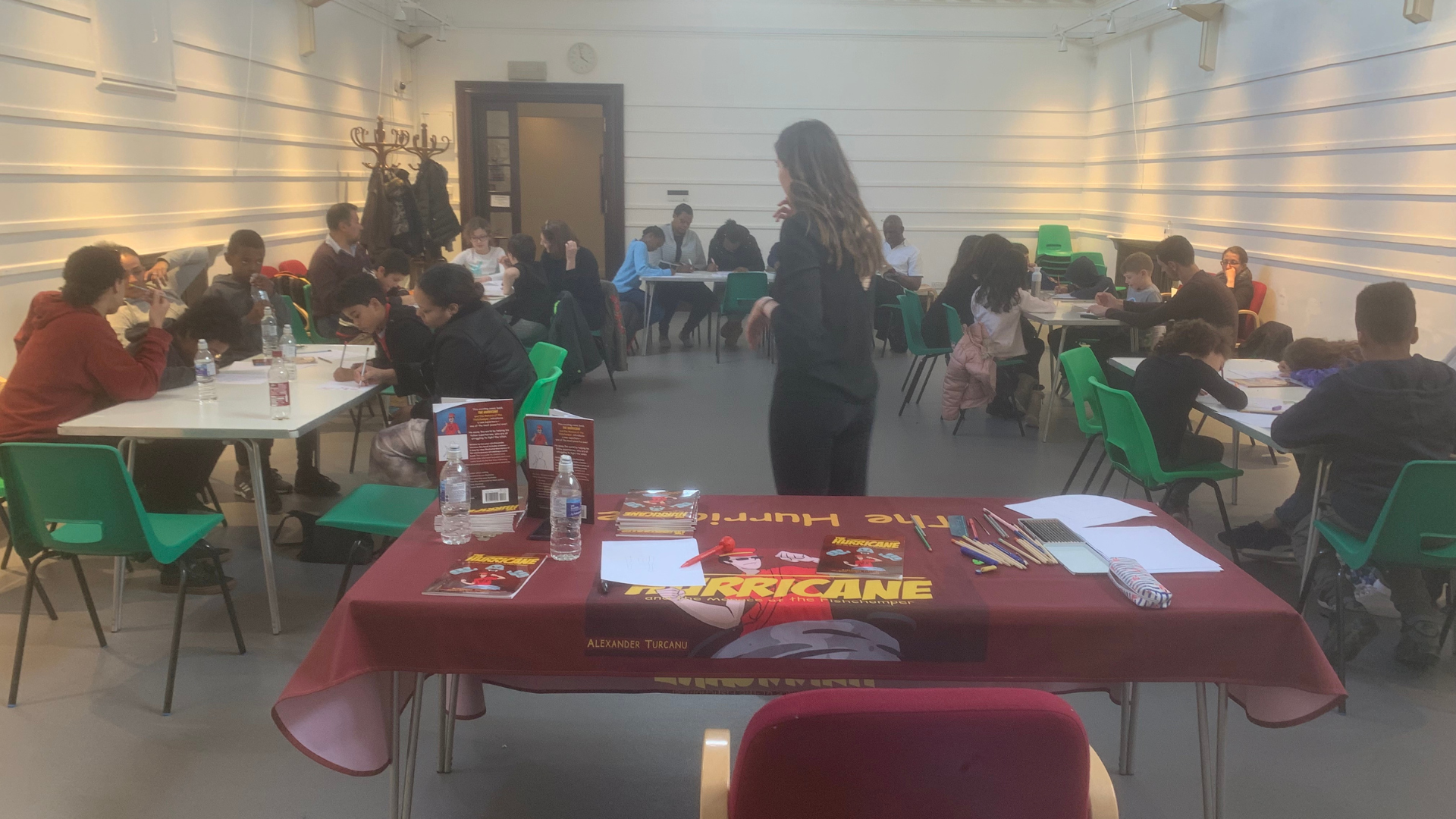 Copii lucrând la propriile desene în librărie