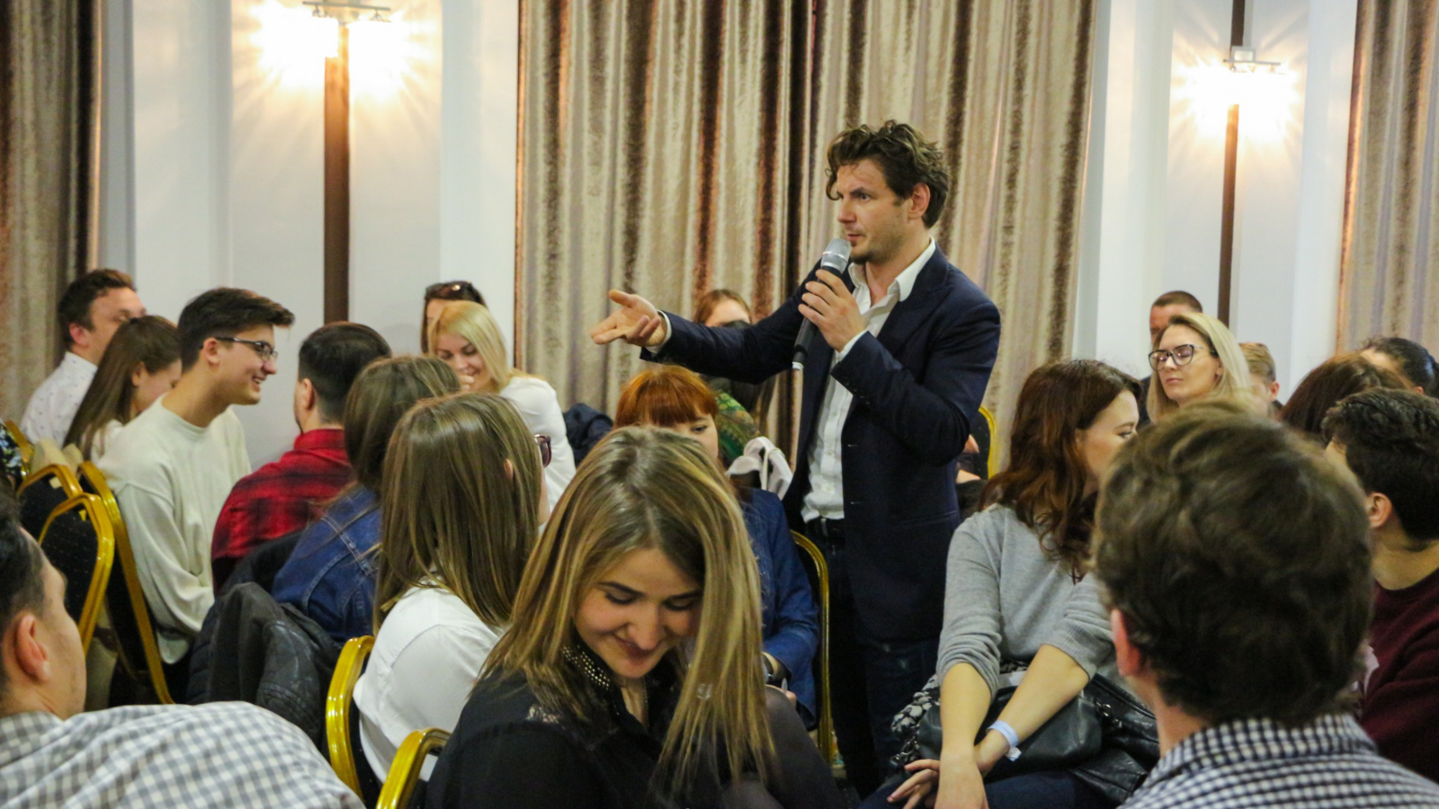 Comunitate UncageX — oameni care merg împreună într-un proces real