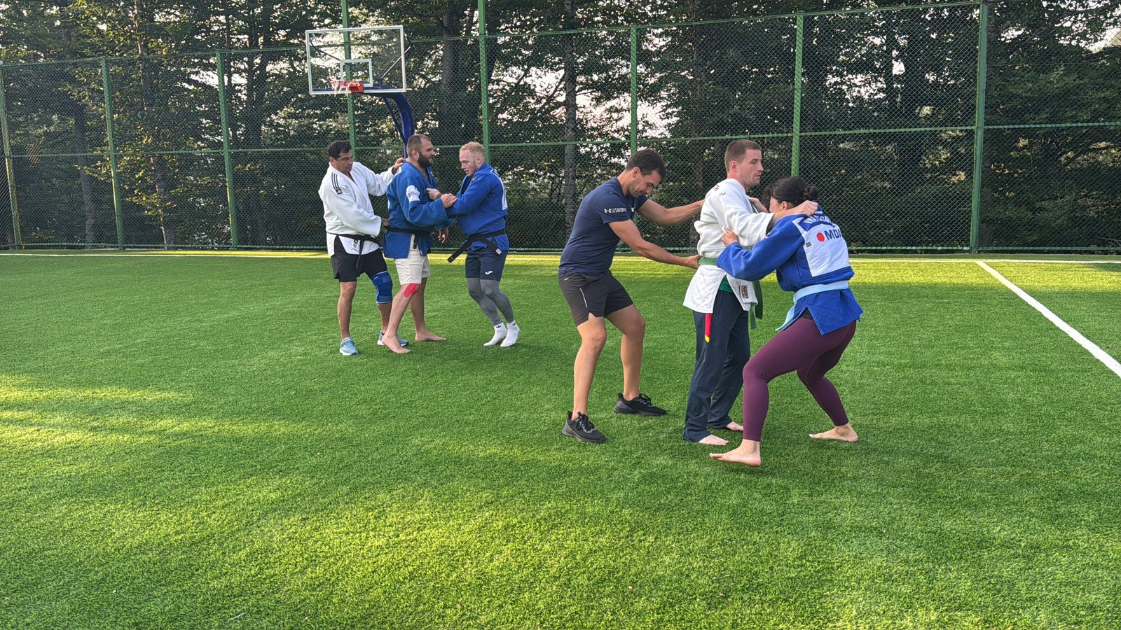 Grupul de sportivi și facilitatori UncageX la munte