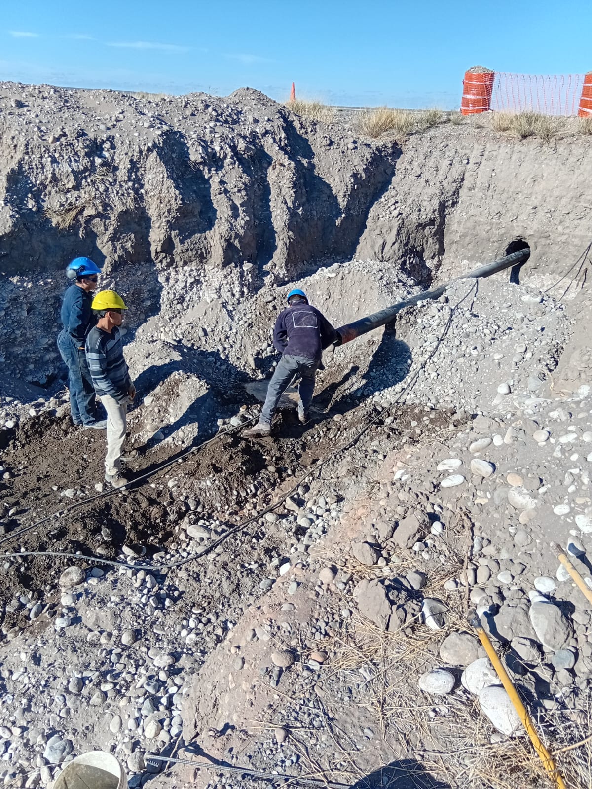 Cruce de ruta petrolero, empresa de Malargüe · Trazado terminado y conducto instalado por debajo de la calzada.