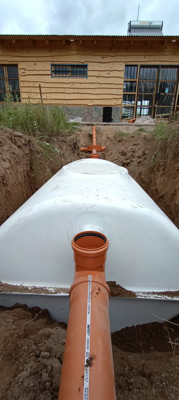 Planta de tratamiento Ecotanq domiciliaria · Conexión de cañería de ingreso al sistema de tratamiento.