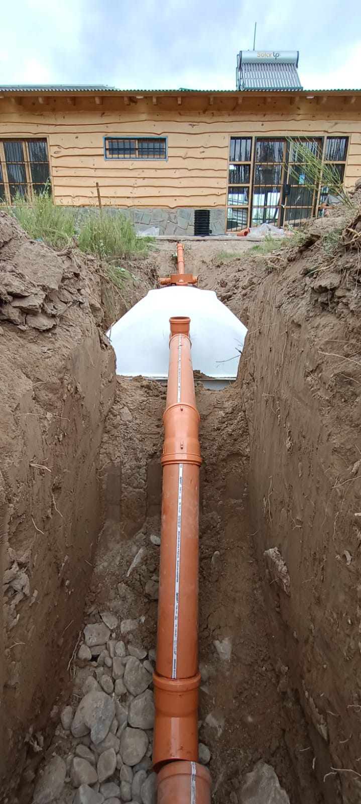 Planta de tratamiento Ecotanq domiciliaria · Equipo de HidroUco durante la puesta en marcha del sistema.