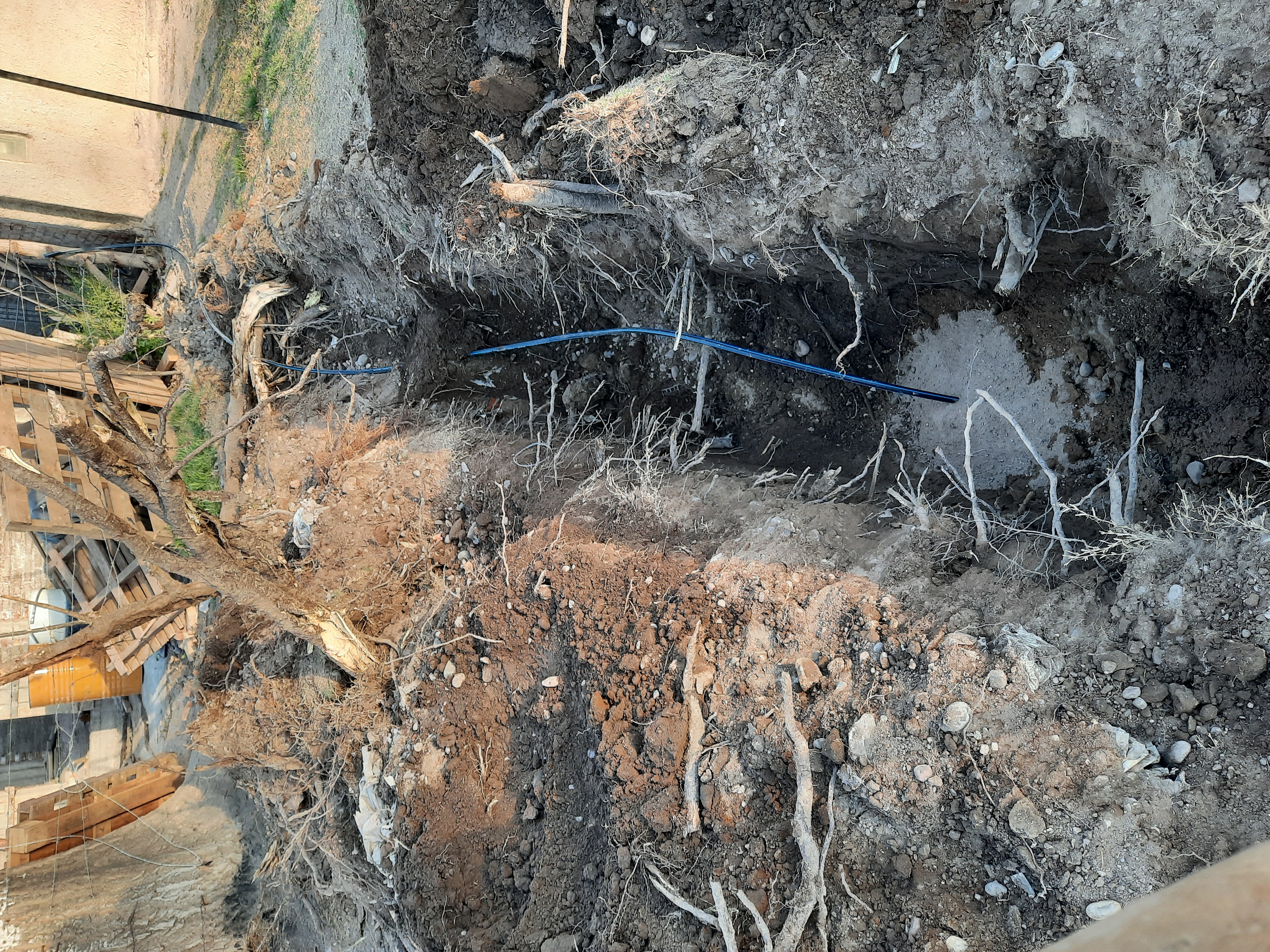 Conexión de agua domiciliaria · Conexión terminada con medidor y válvulas instaladas.