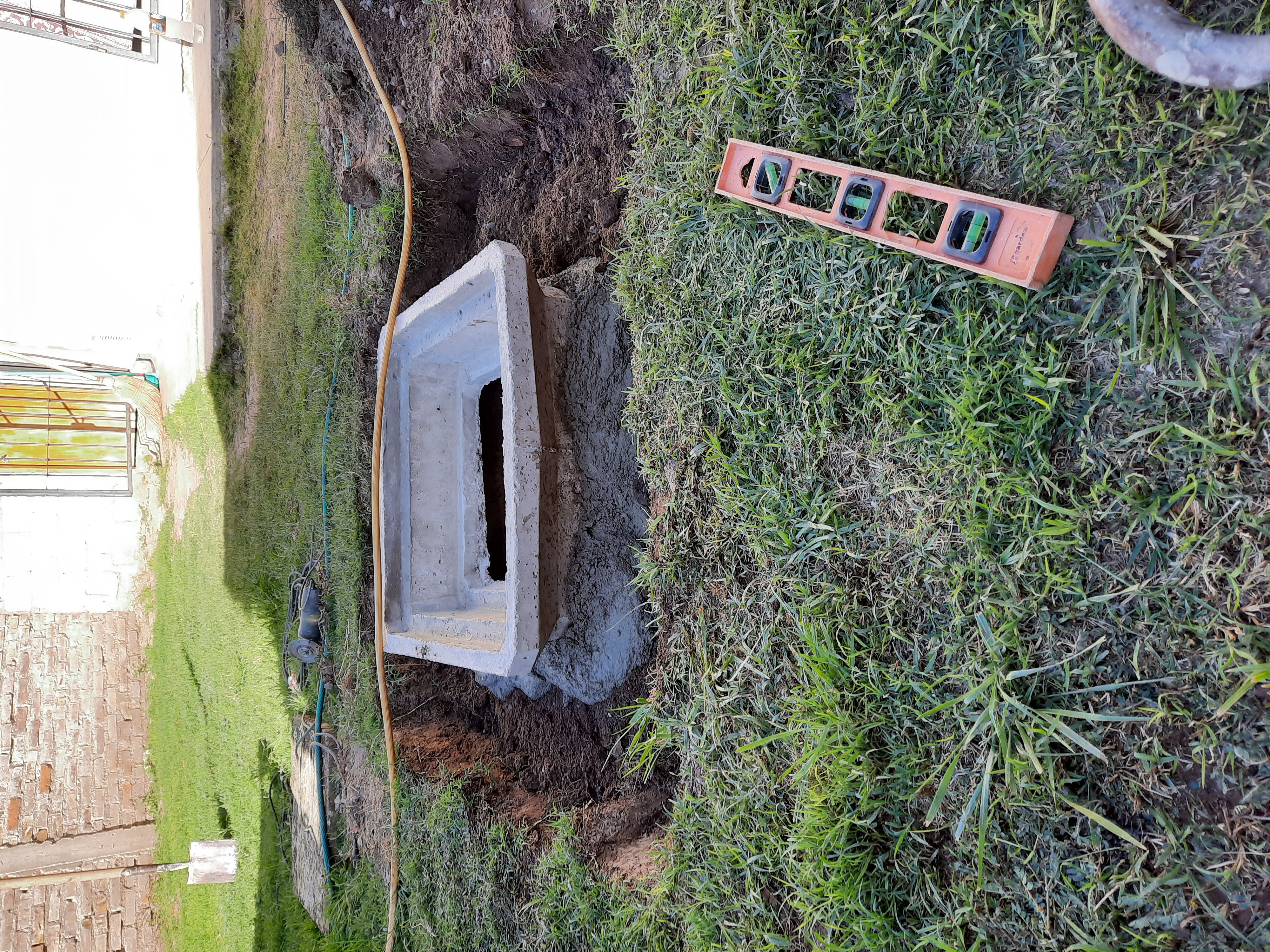Instalación domiciliaria de red de desagües · Red terminada con pendiente controlada y ventilación instalada.