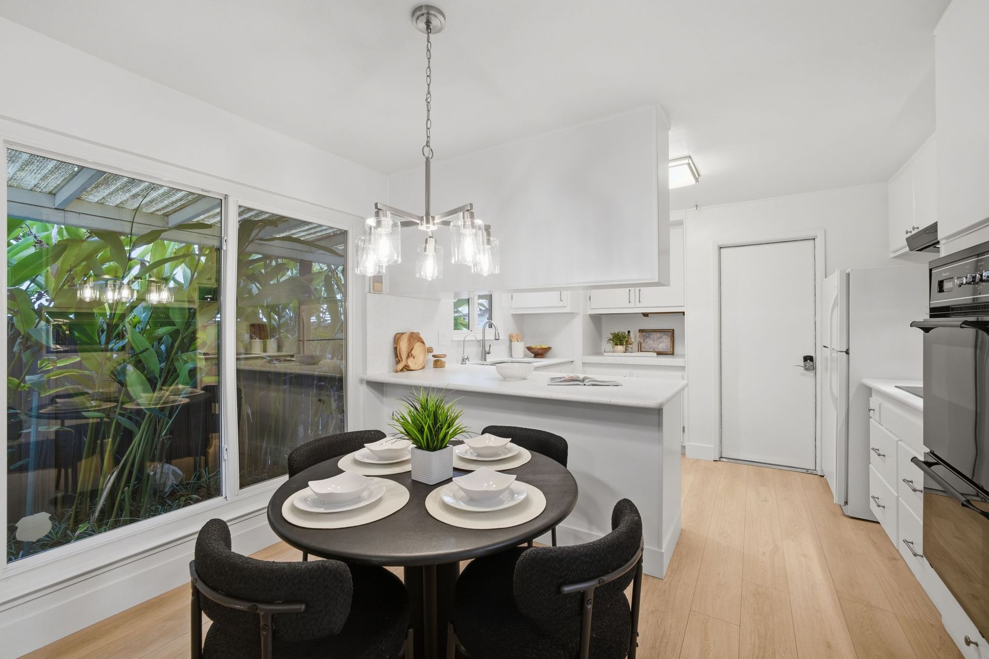 Eat-in kitchen at 959 Eton Way