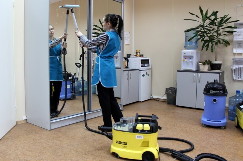 Kare Teem Cleaning Service company's  commercial cleaning service - team member cleaning an office 