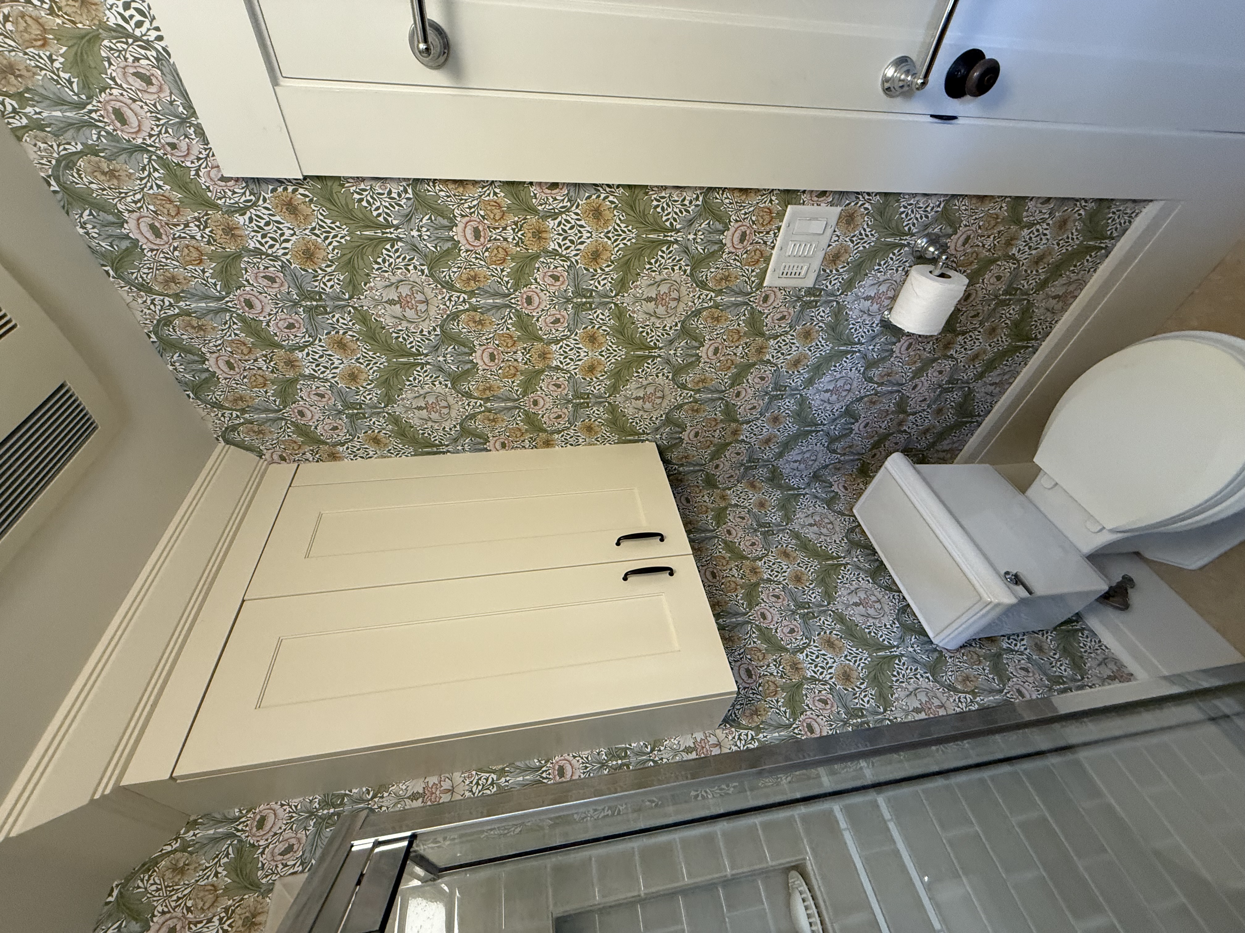 “Finished wallpaper installation showing smooth seams and elegant patterned wall covering in a modern interior.”