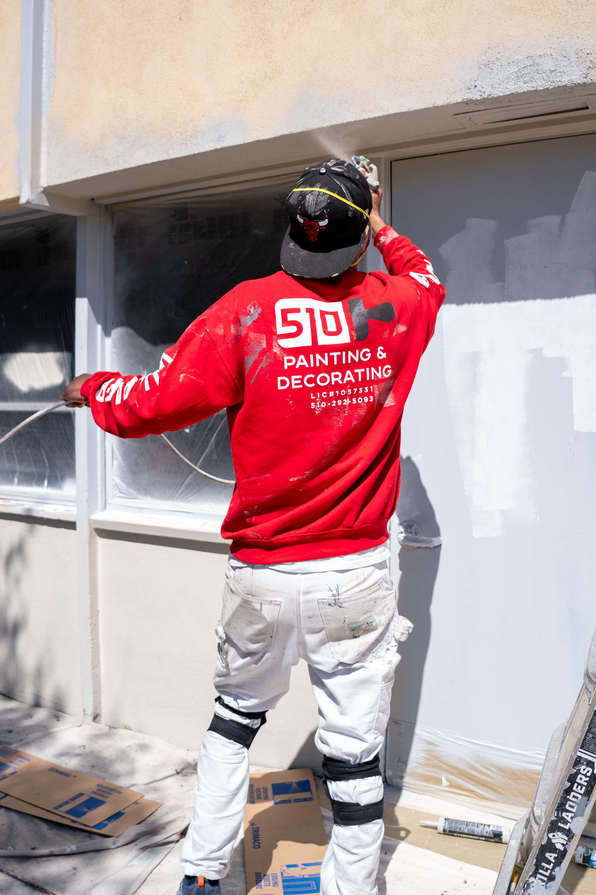 “Peel-and-stick removable wallpaper installation in modern interior — easy change, bold design, flawless finish.”