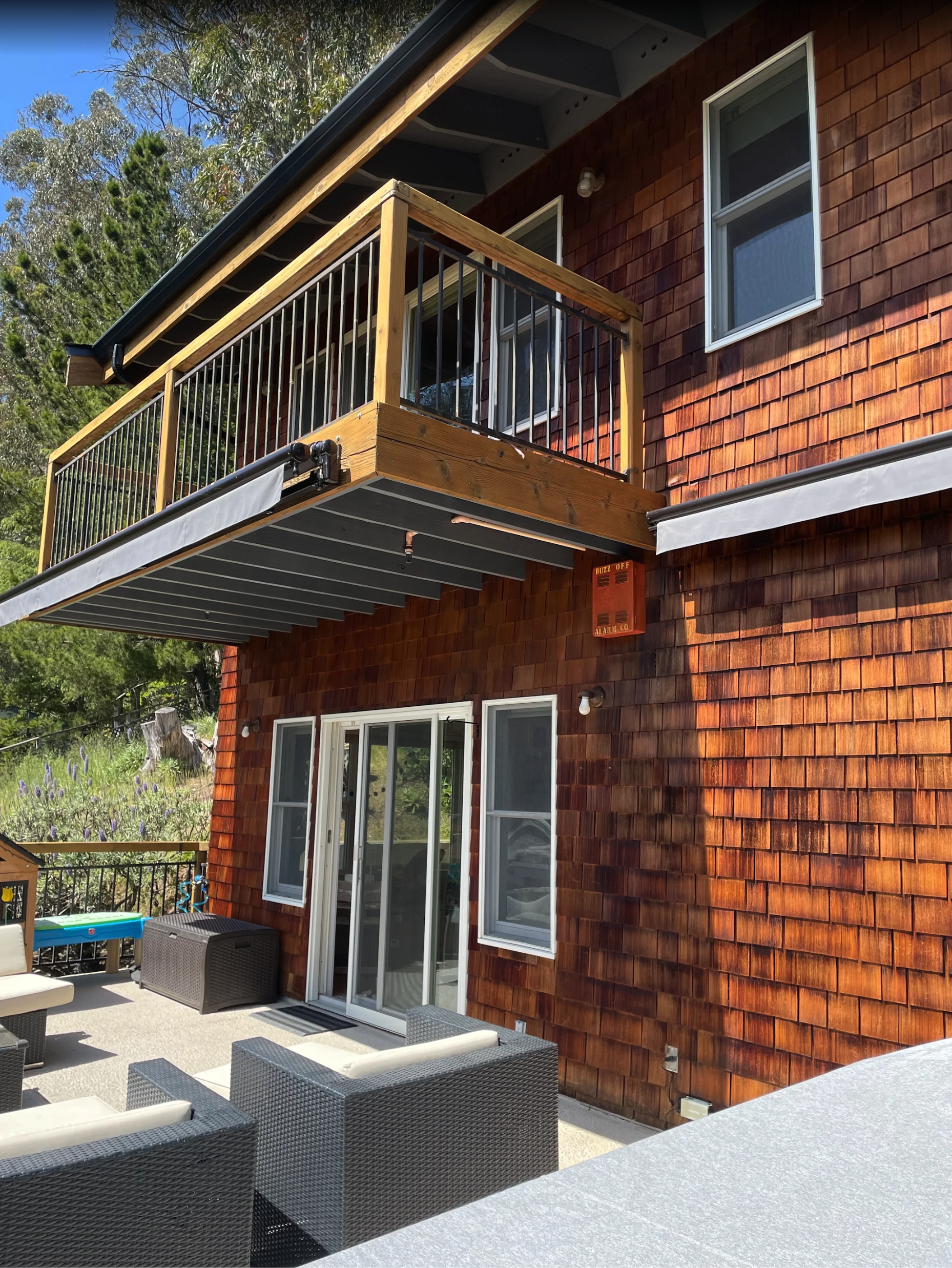 “Interior wall with newly installed patterned wallpaper by 510 Painting & Decorating – smooth seams and professional finish.”