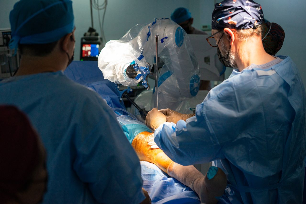 Dr. Carlos Portillo en cirugía