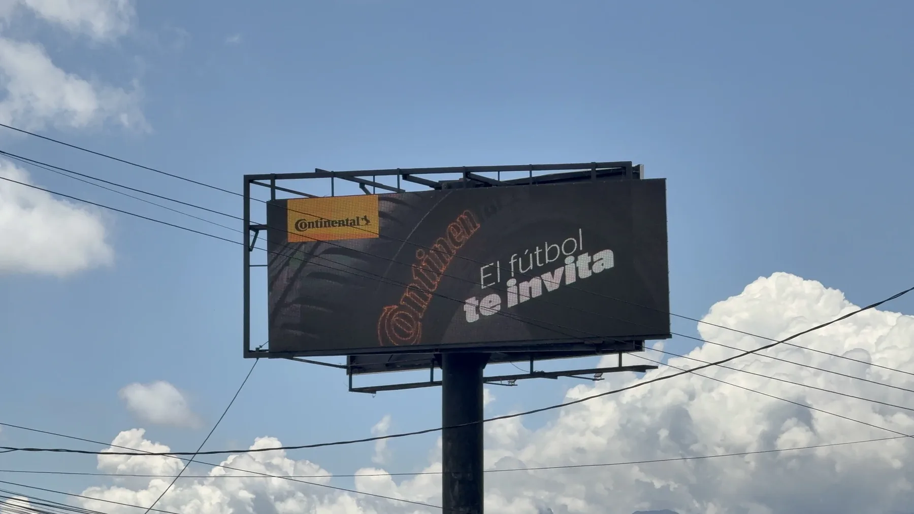 Campaña Continental en la pantalla Pixel Rent sobre la Av. Occidental
