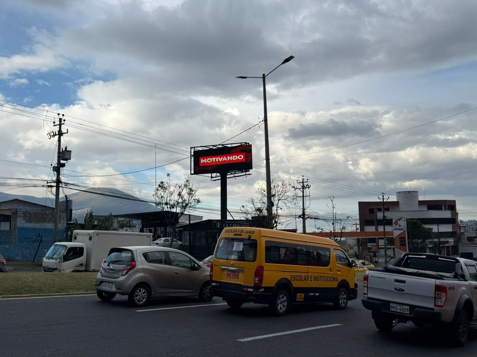 Tráfico vehicular real frente a la pantalla Pixel Rent