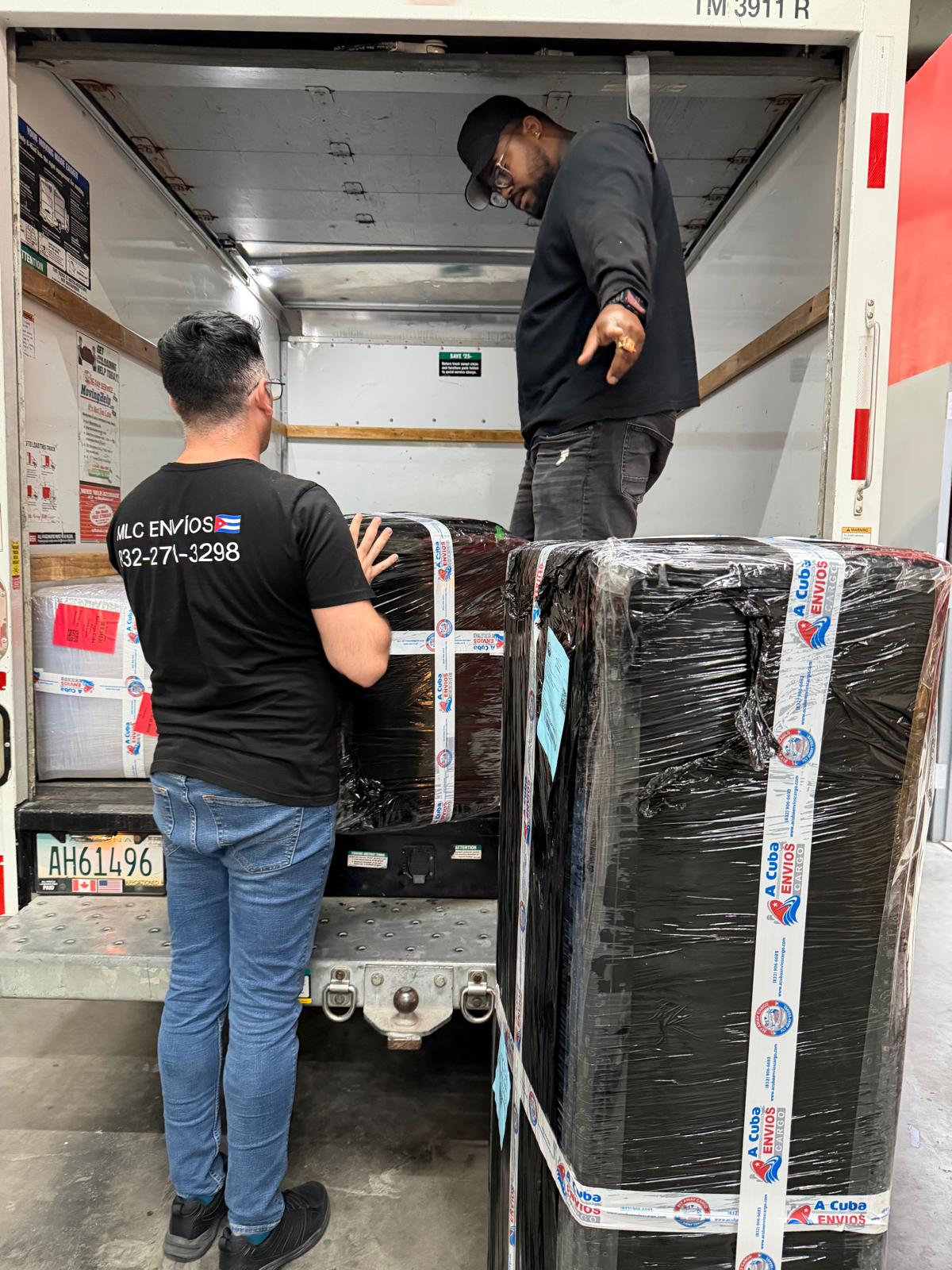 Equipo MLC Envíos preparando paquetes para Cuba