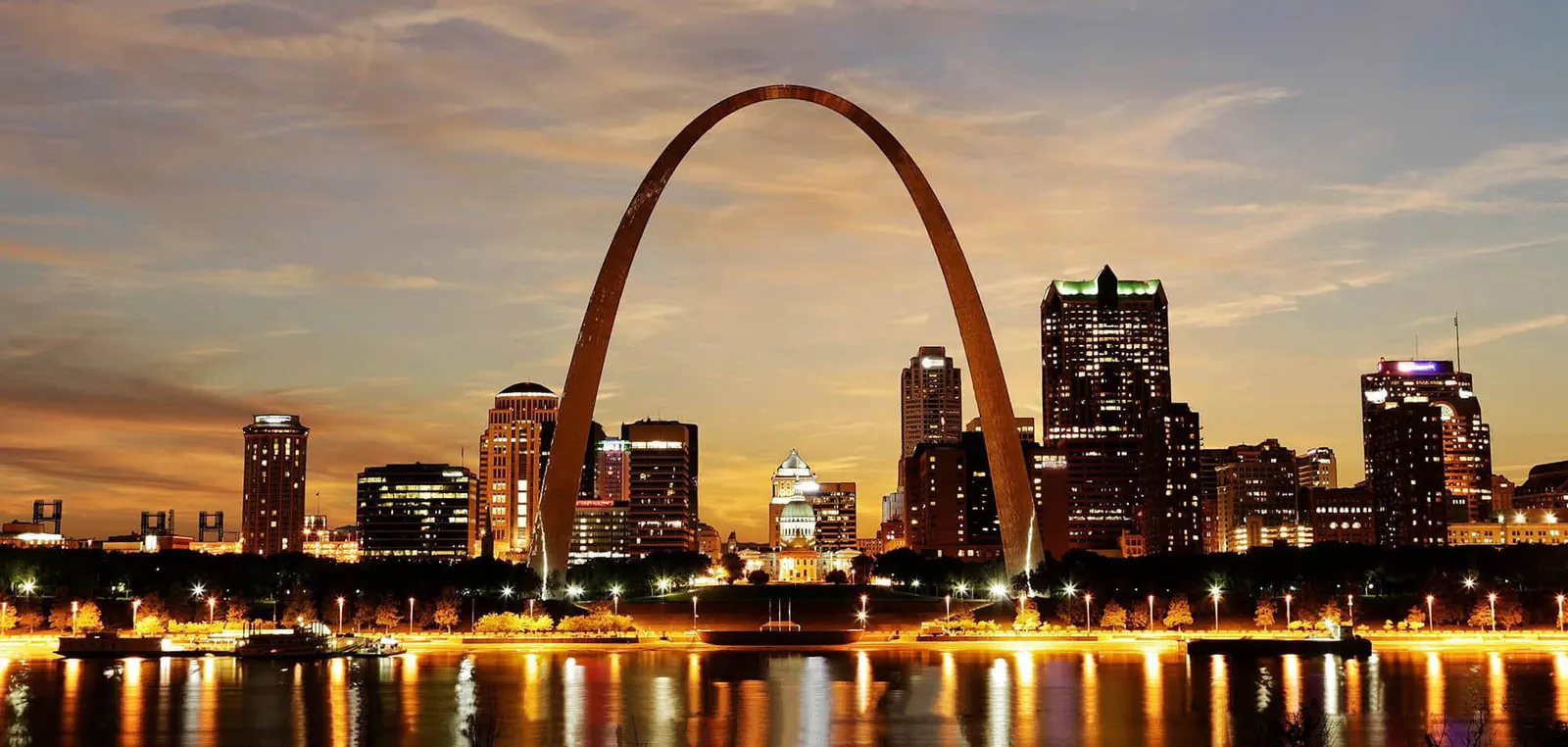 St. Louis skyline and Gateway Arch at dusk