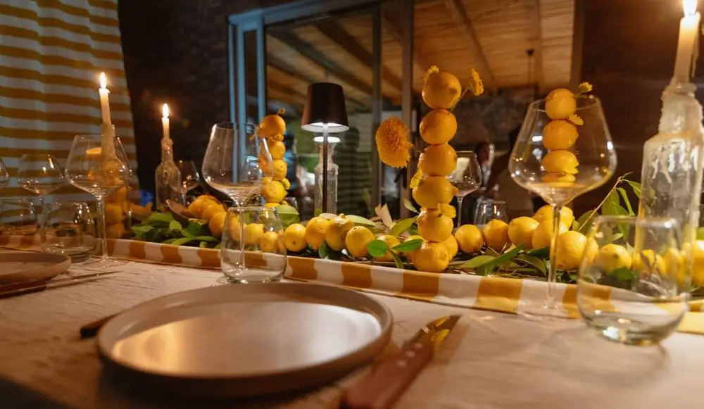 Mesa decorada con limones y copas